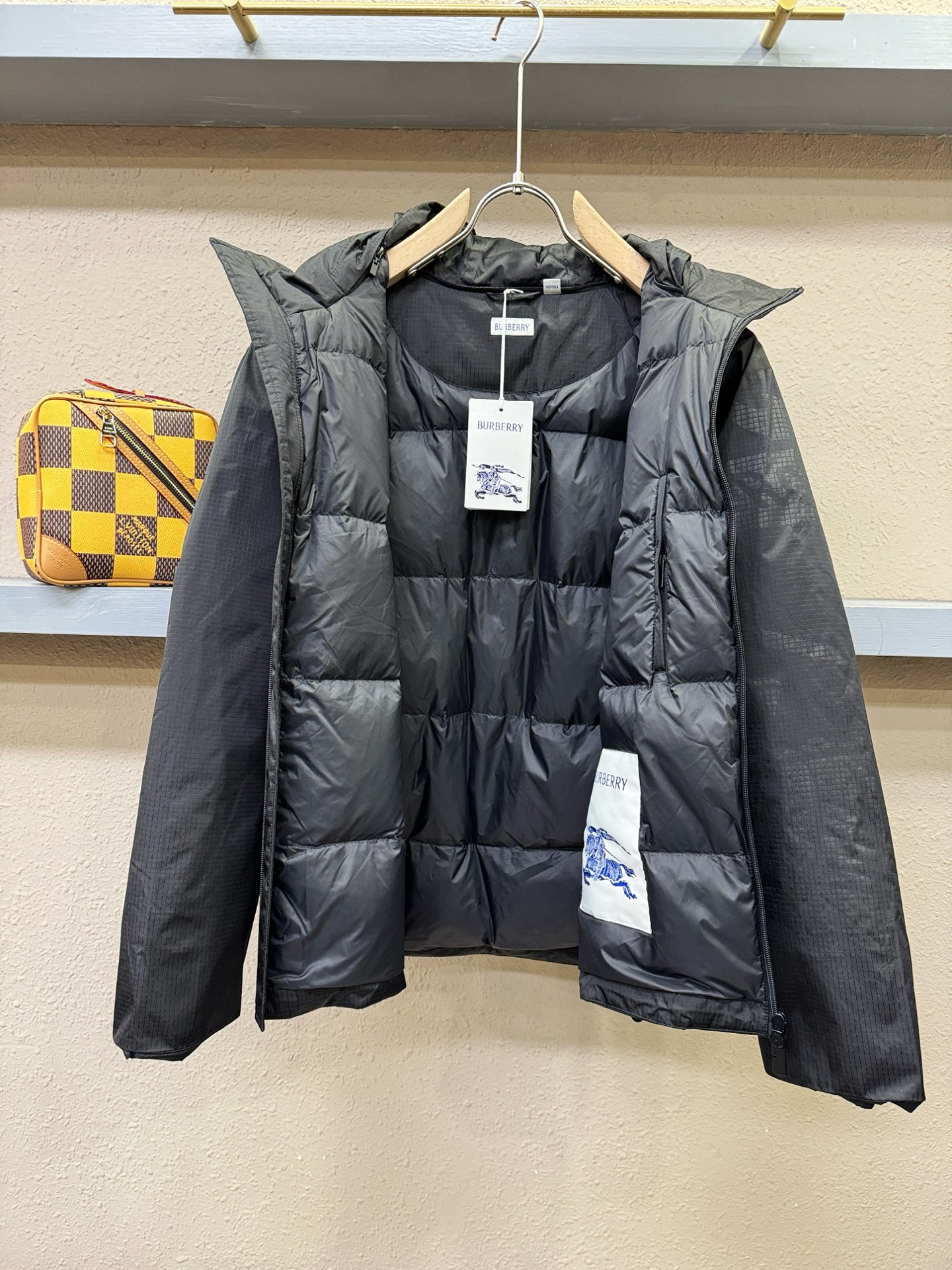 BURBERRY巴宝莉 2025新款羽绒服，秀场新品，品相非常完美，专柜高科技防水面料，内里90%白鹅绒