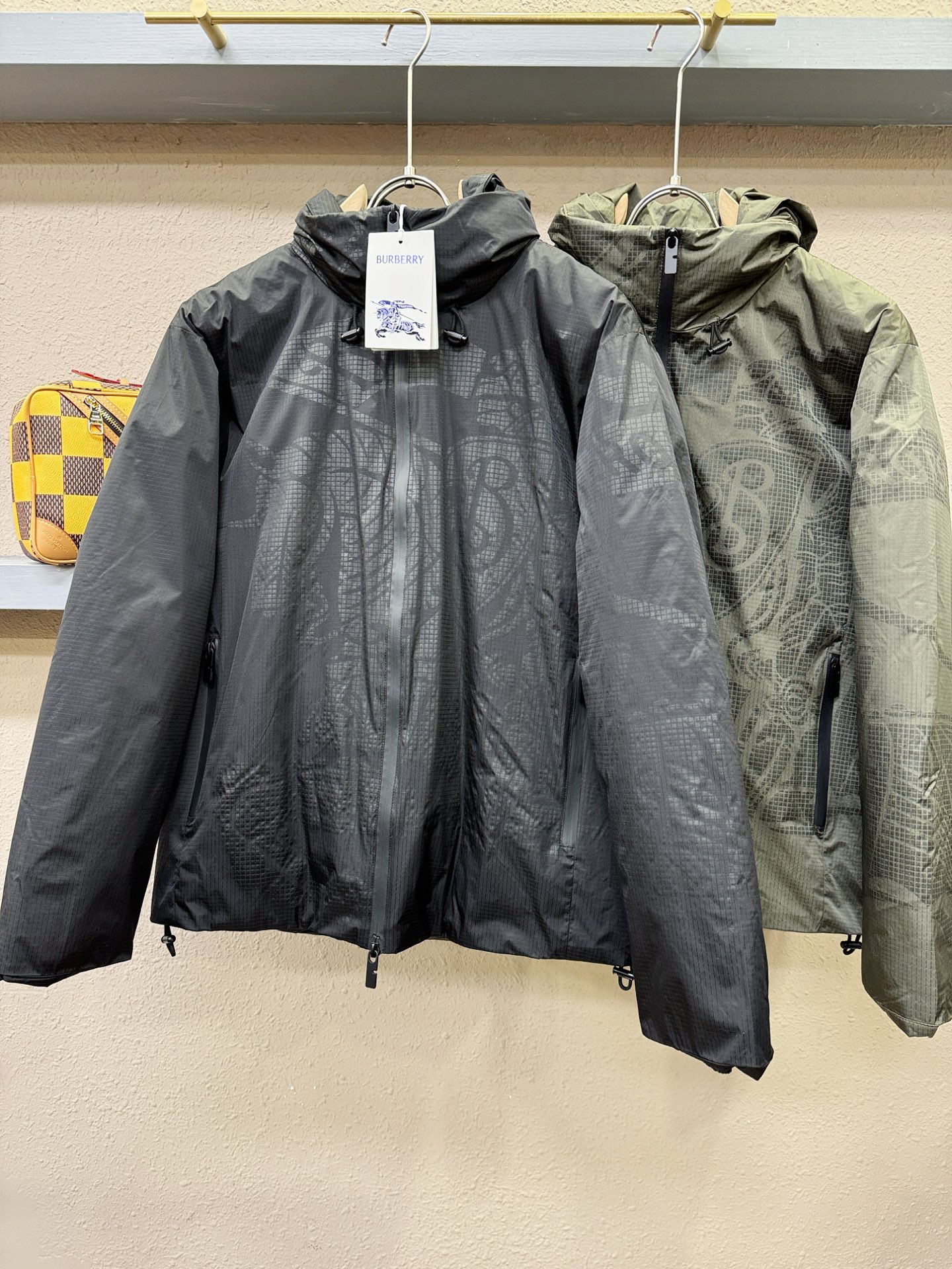 BURBERRY巴宝莉 2025新款羽绒服，秀场新品，品相非常完美，专柜高科技防水面料，内里90%白鹅绒