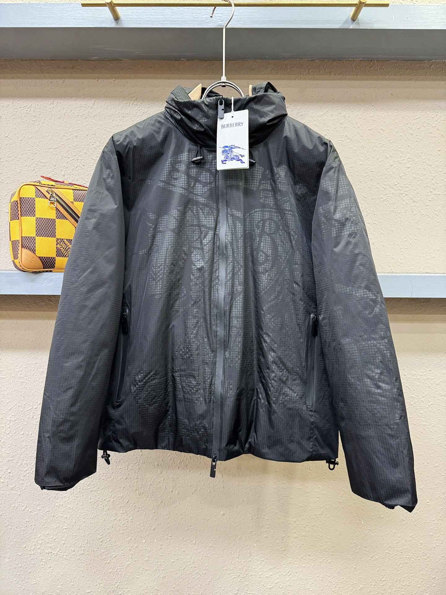 BURBERRY巴宝莉 2025新款羽绒服，秀场新品，品相非常完美，专柜高科技防水面料，内里90%白鹅绒