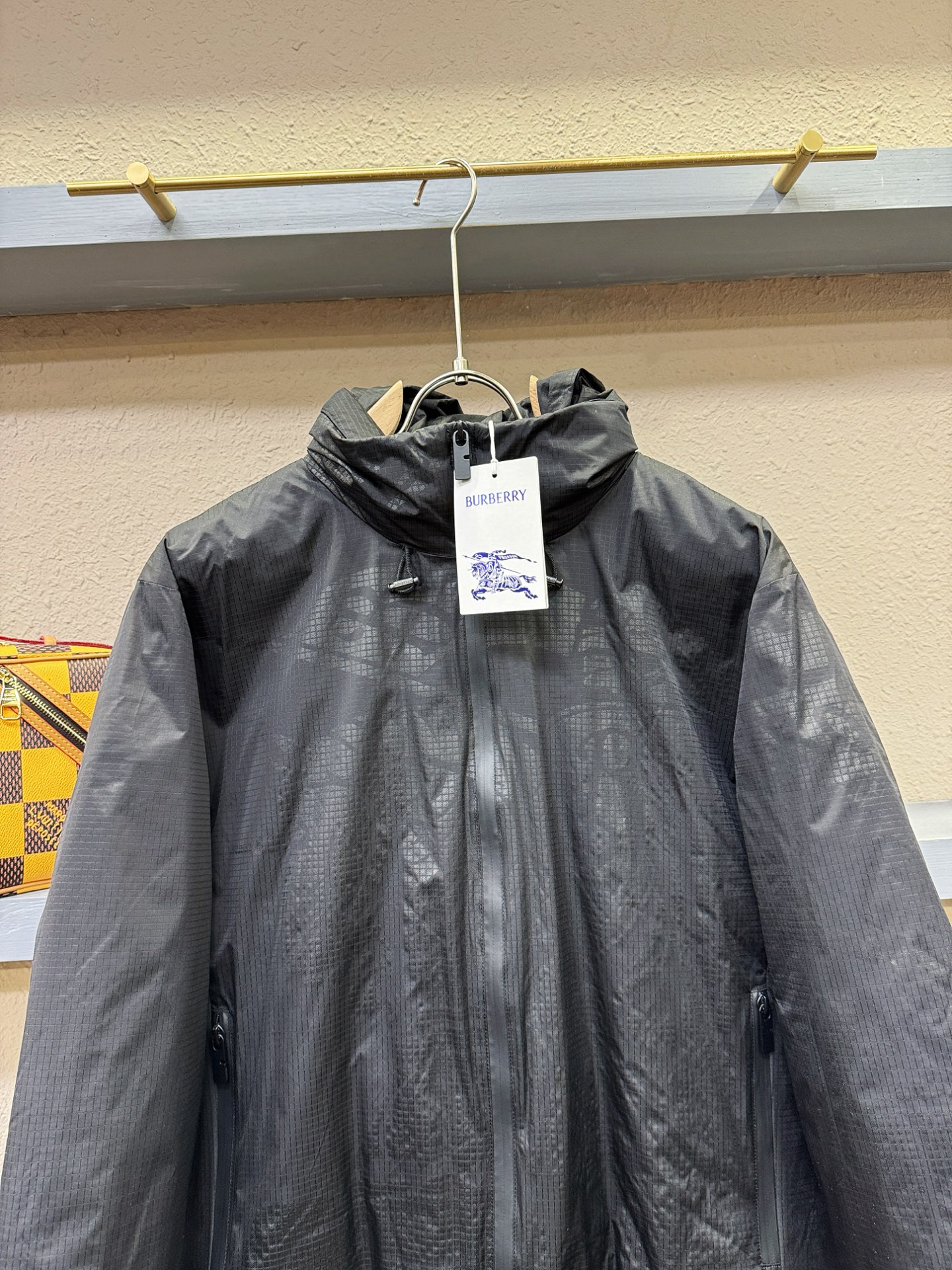 BURBERRY巴宝莉 2025新款羽绒服，秀场新品，品相非常完美，专柜高科技防水面料，内里90%白鹅绒