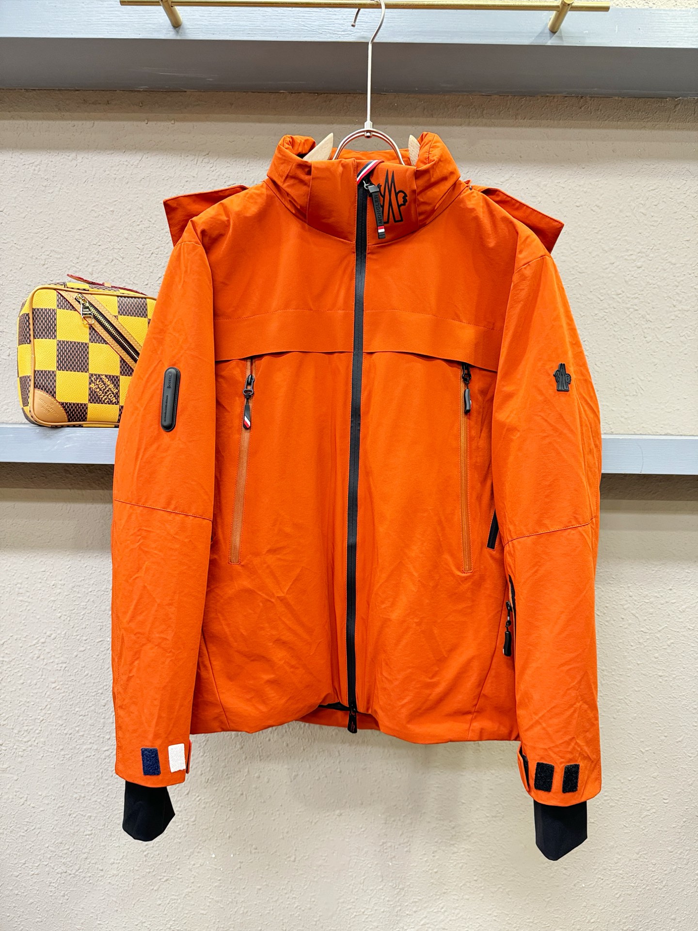 Moncler蒙口 2025新款羽绒服，秀场新品，品相非常完美，专柜高科技防水面料，内里90%白鹅绒填充