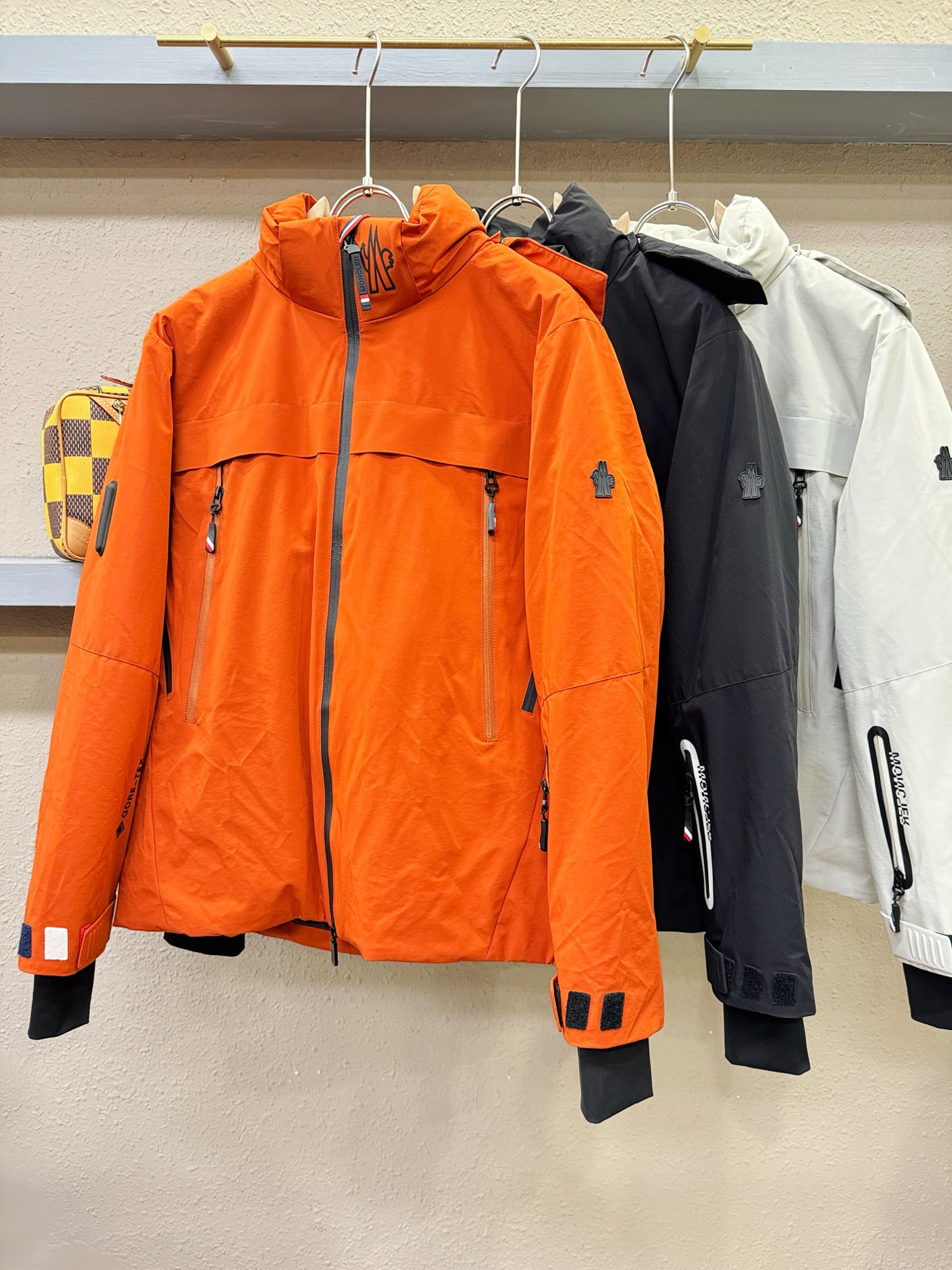 Moncler蒙口 2025新款羽绒服，秀场新品，品相非常完美，专柜高科技防水面料，内里90%白鹅绒填充