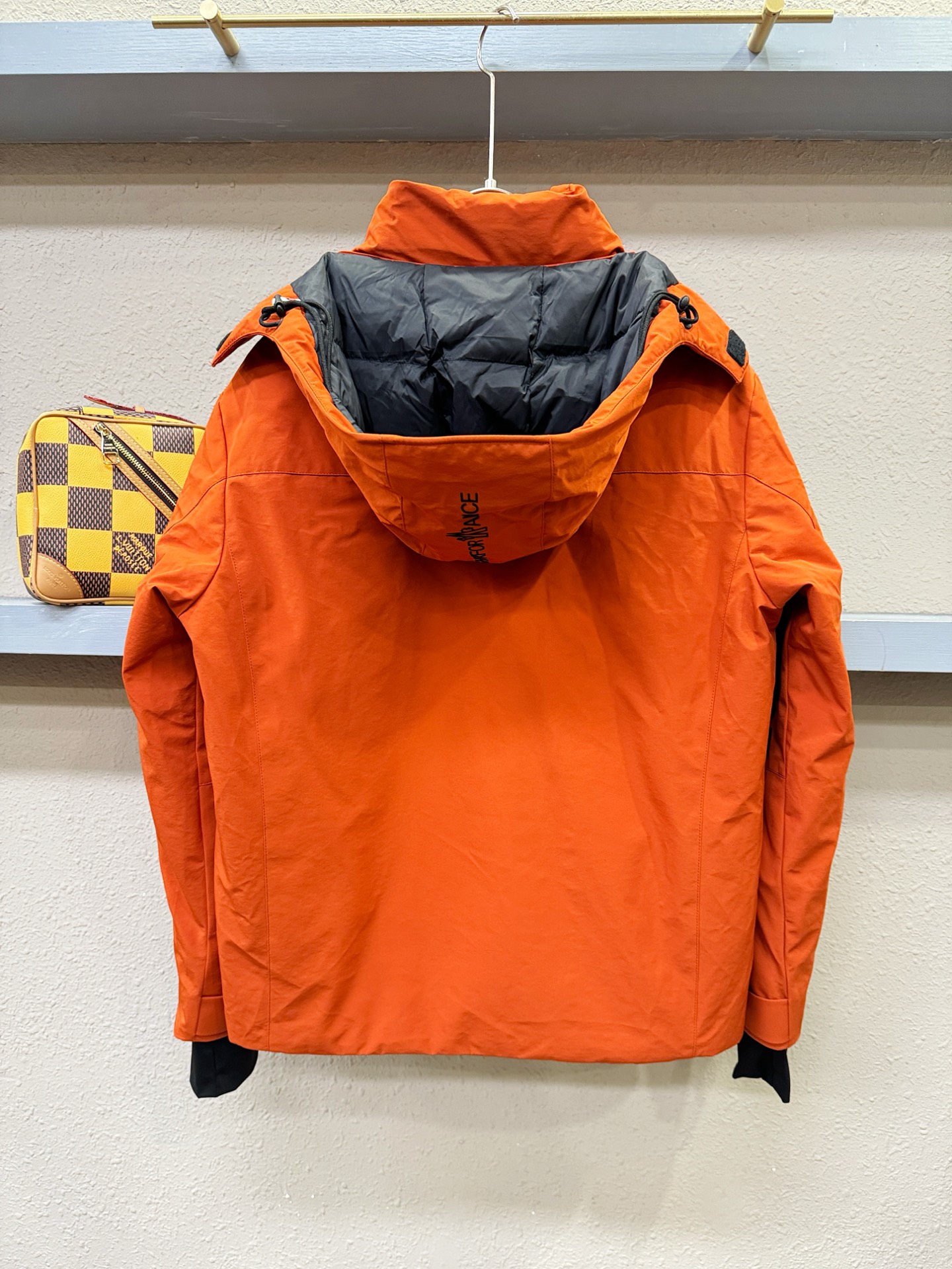 Moncler蒙口 2025新款羽绒服，秀场新品，品相非常完美，专柜高科技防水面料，内里90%白鹅绒填充