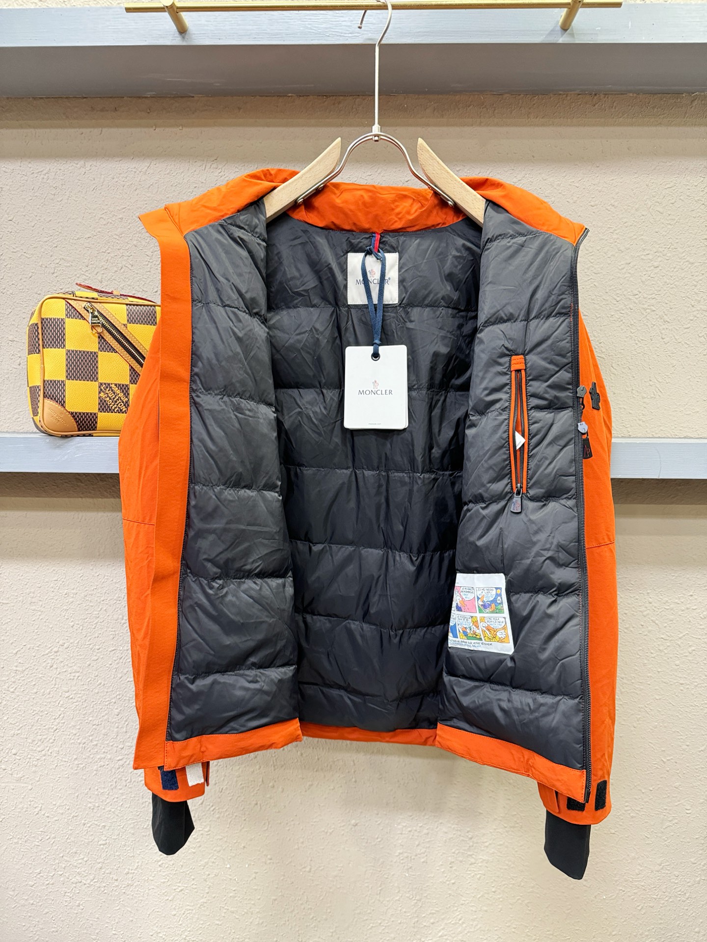 Moncler蒙口 2025新款羽绒服，秀场新品，品相非常完美，专柜高科技防水面料，内里90%白鹅绒填充