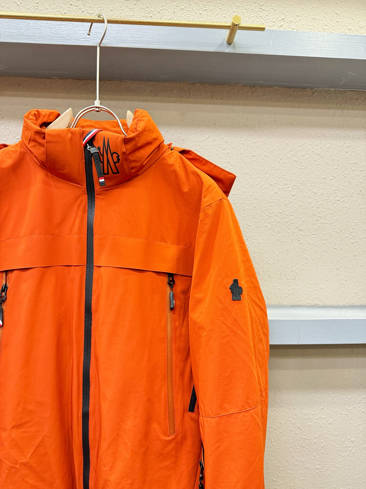 Moncler蒙口 2025新款羽绒服，秀场新品，品相非常完美，专柜高科技防水面料，内里90%白鹅绒填充