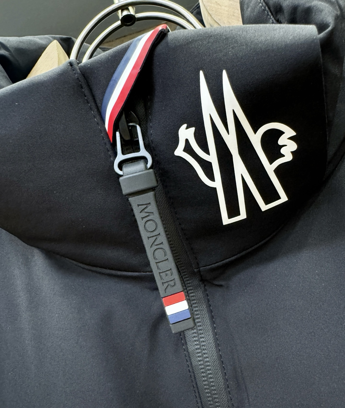 Moncler蒙口 2025新款羽绒服，秀场新品，品相非常完美，专柜高科技防水面料，内里90%白鹅绒填充