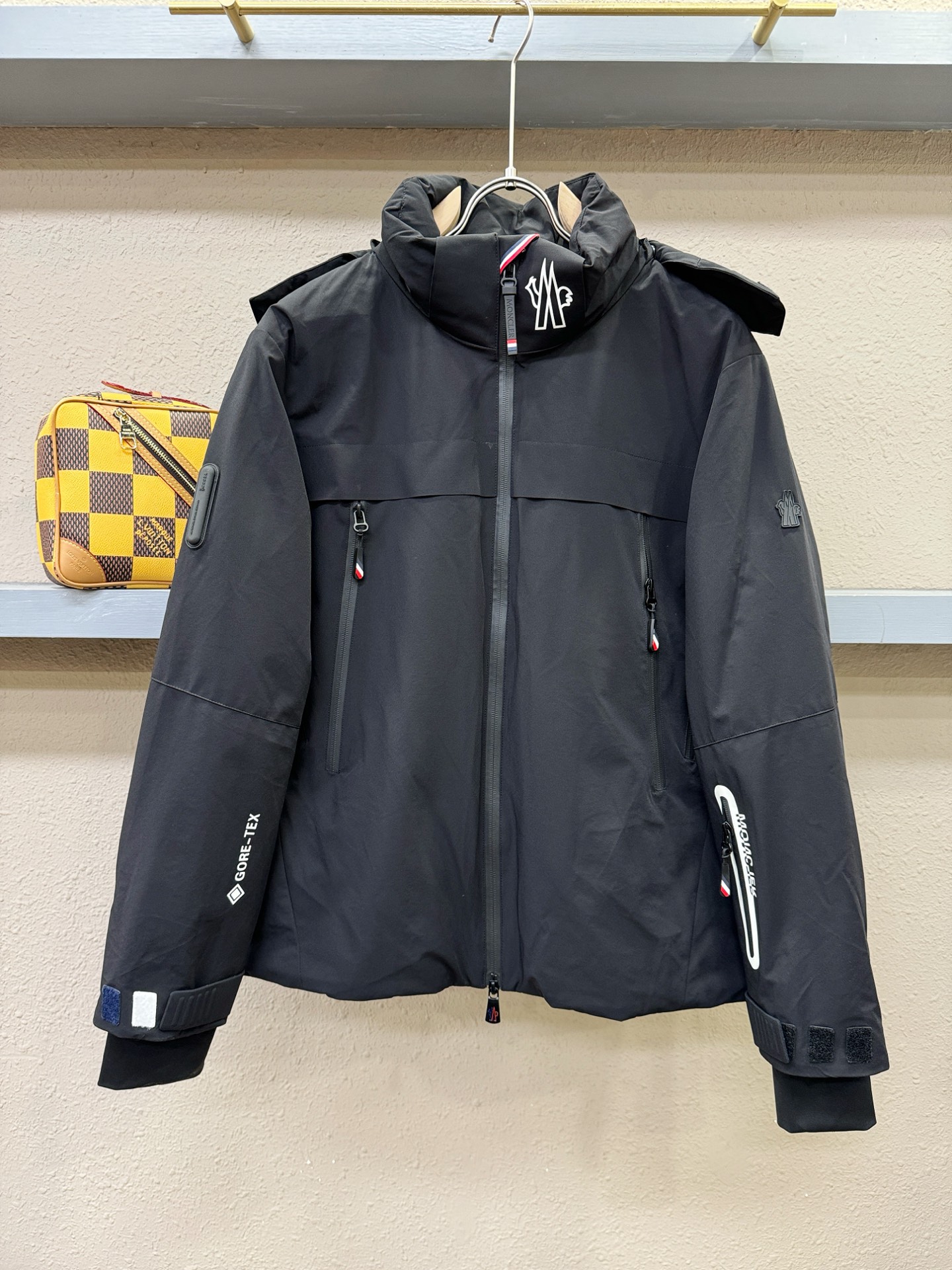 Moncler蒙口 2025新款羽绒服，秀场新品，品相非常完美，专柜高科技防水面料，内里90%白鹅绒填充