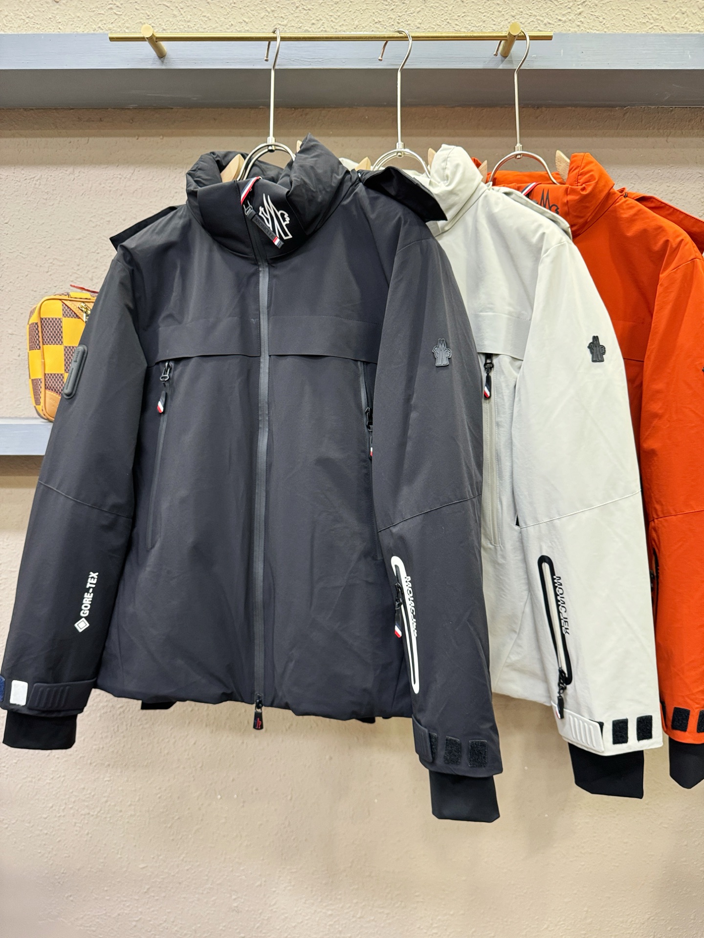 Moncler蒙口 2025新款羽绒服，秀场新品，品相非常完美，专柜高科技防水面料，内里90%白鹅绒填充