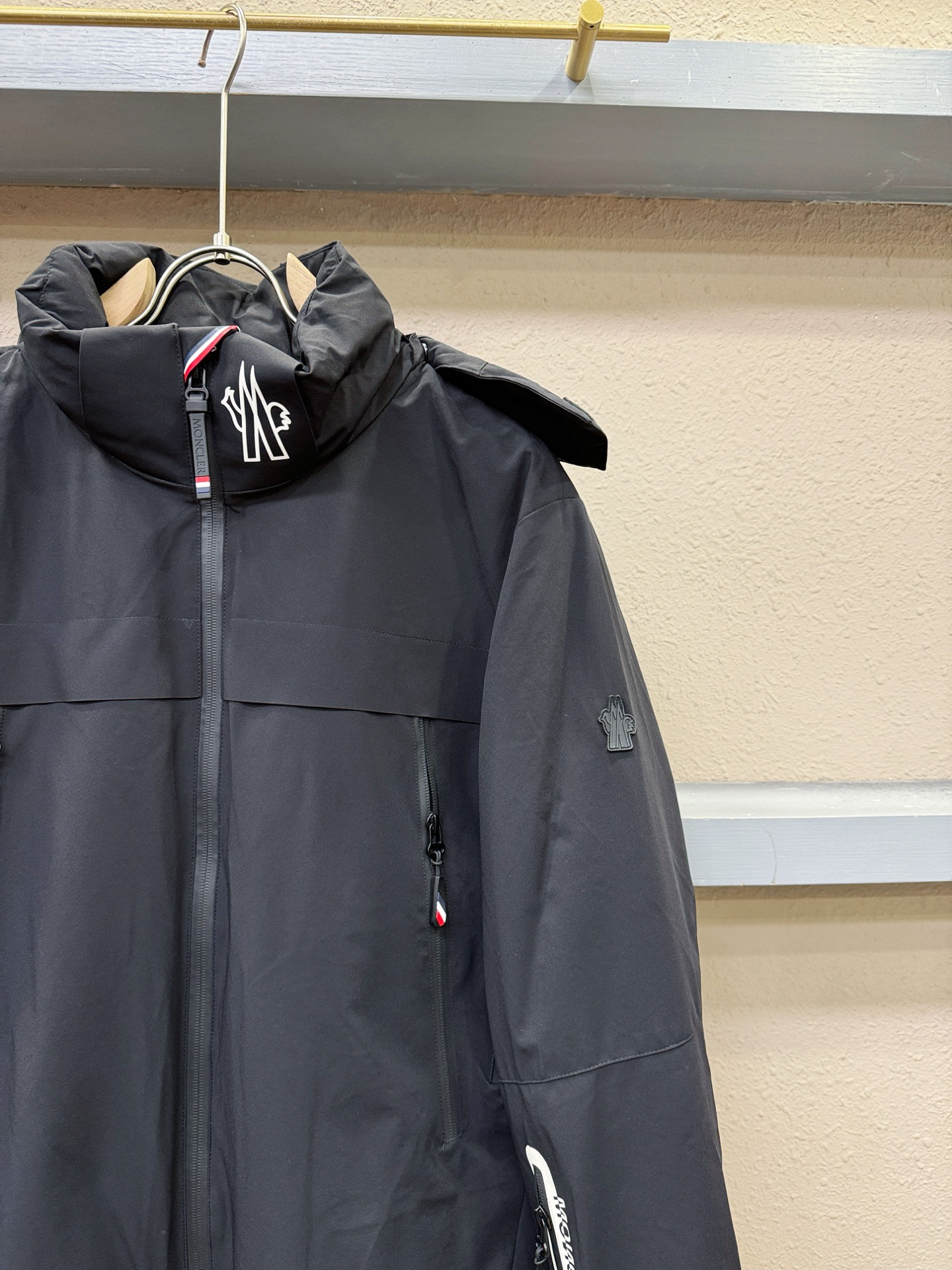 Moncler蒙口 2025新款羽绒服，秀场新品，品相非常完美，专柜高科技防水面料，内里90%白鹅绒填充