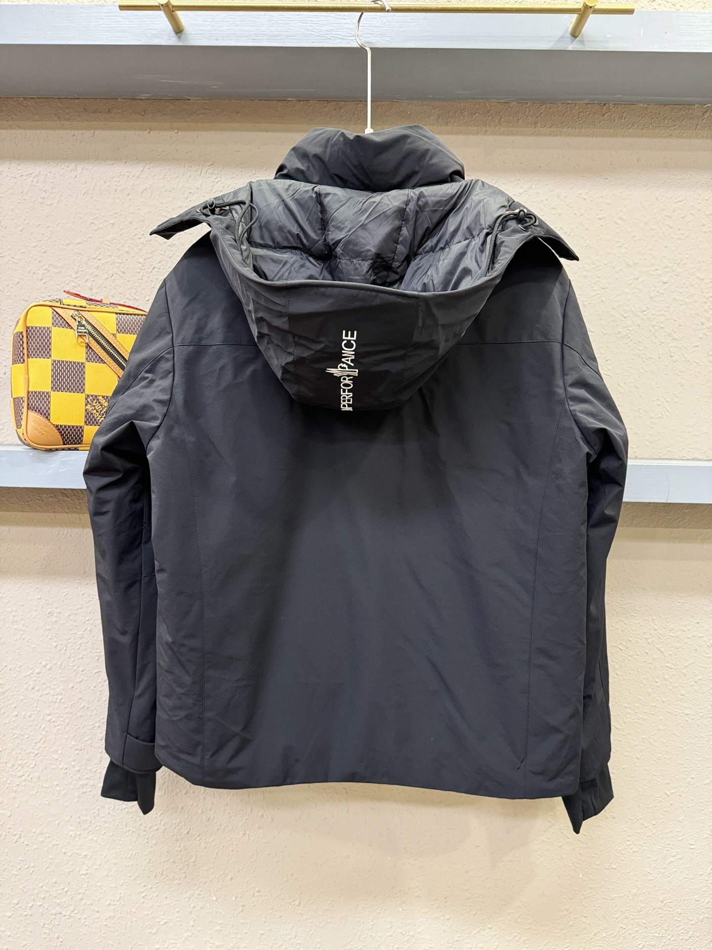 Moncler蒙口 2025新款羽绒服，秀场新品，品相非常完美，专柜高科技防水面料，内里90%白鹅绒填充