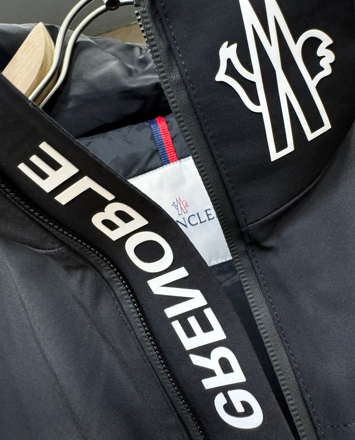 Moncler蒙口 2025新款羽绒服，秀场新品，品相非常完美，专柜高科技防水面料，内里90%白鹅绒填充