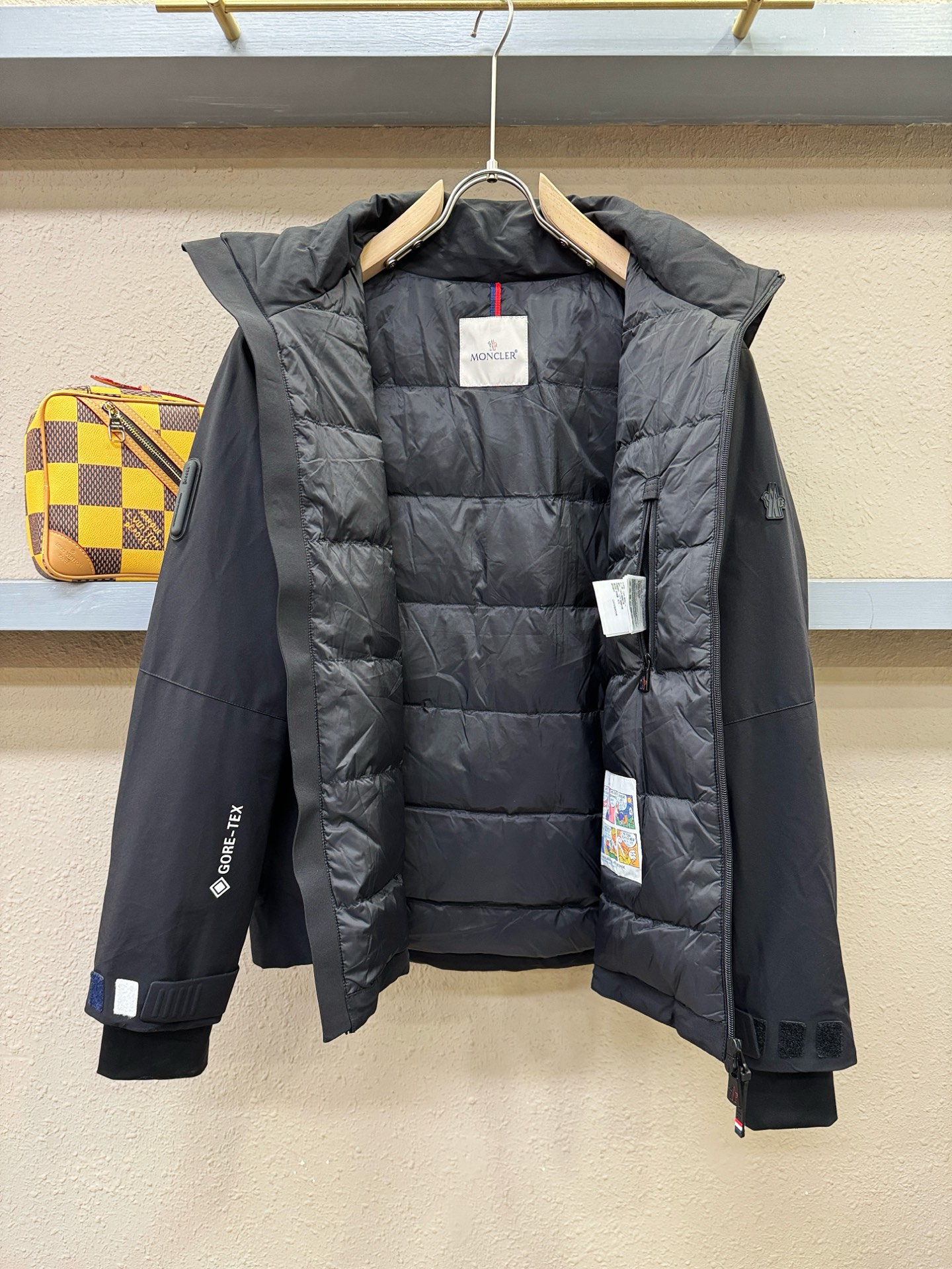 Moncler蒙口 2025新款羽绒服，秀场新品，品相非常完美，专柜高科技防水面料，内里90%白鹅绒填充