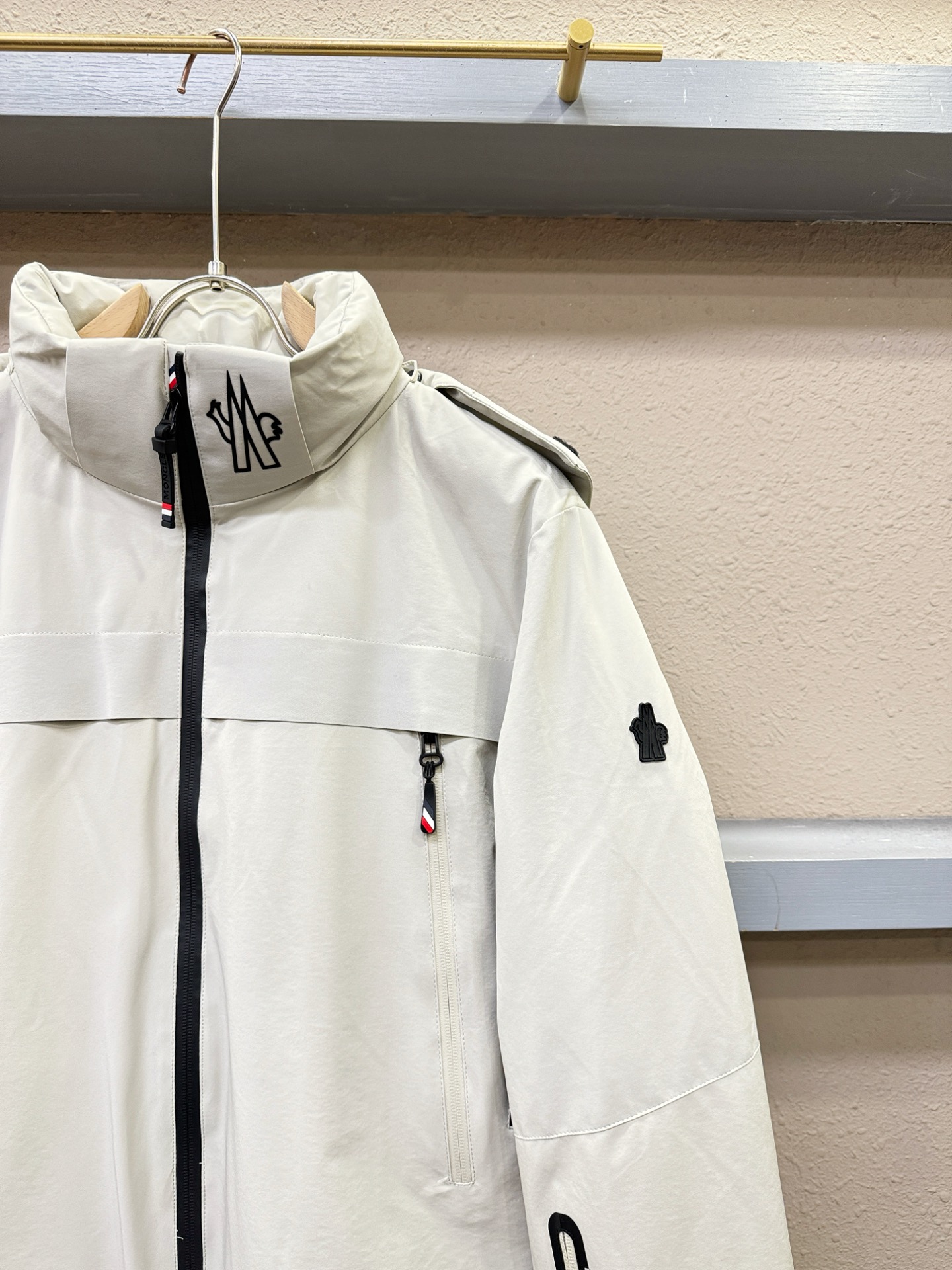 Moncler蒙口 2025新款羽绒服，秀场新品，品相非常完美，专柜高科技防水面料，内里90%白鹅绒填充