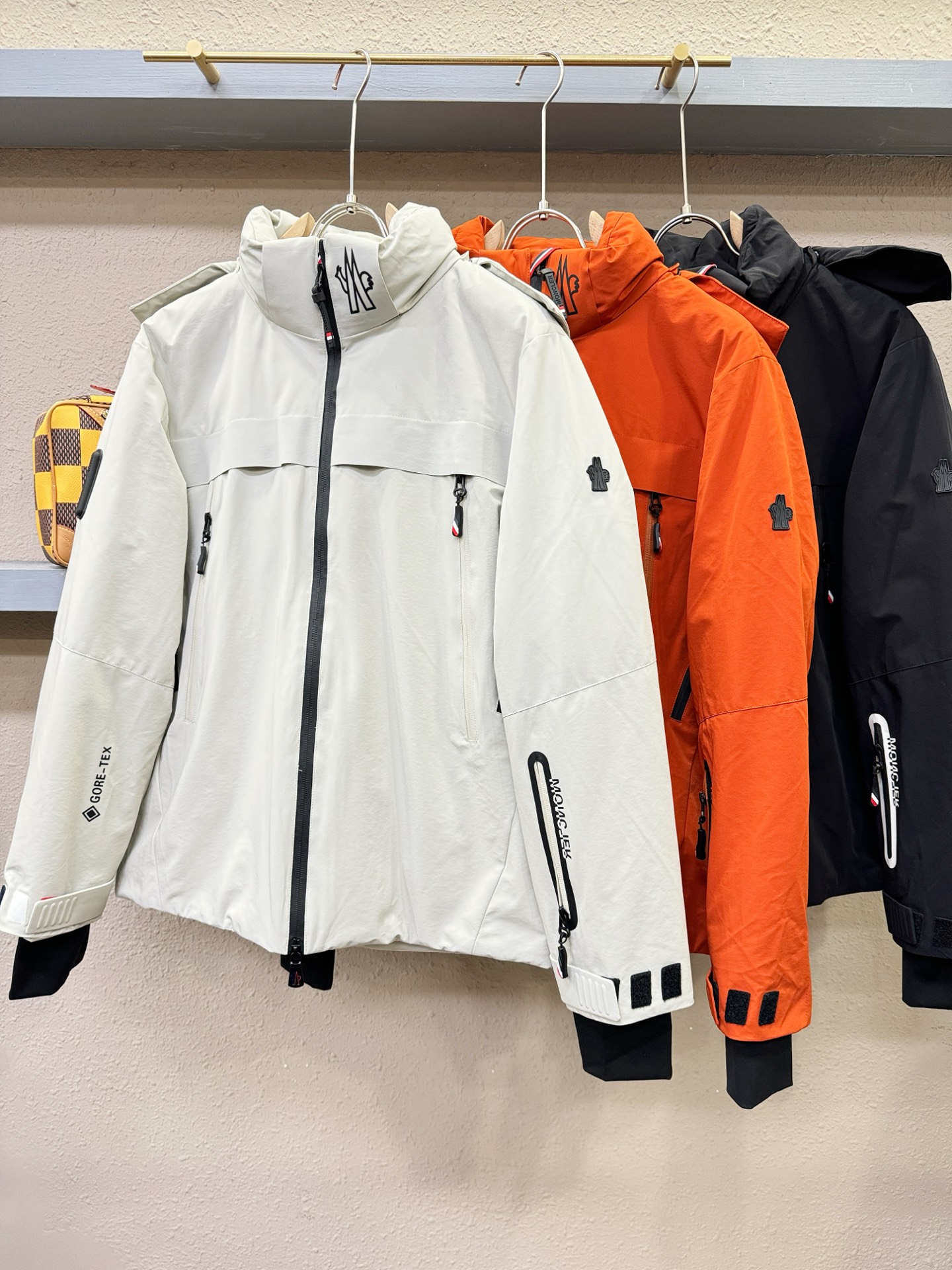 Moncler蒙口 2025新款羽绒服，秀场新品，品相非常完美，专柜高科技防水面料，内里90%白鹅绒填充