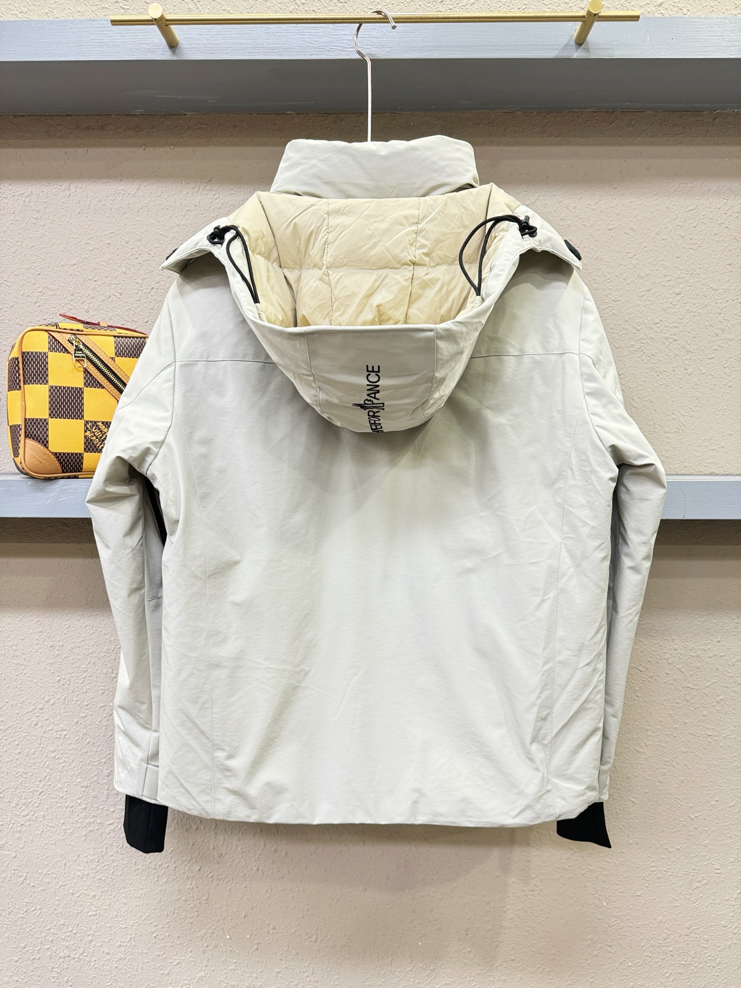 Moncler蒙口 2025新款羽绒服，秀场新品，品相非常完美，专柜高科技防水面料，内里90%白鹅绒填充