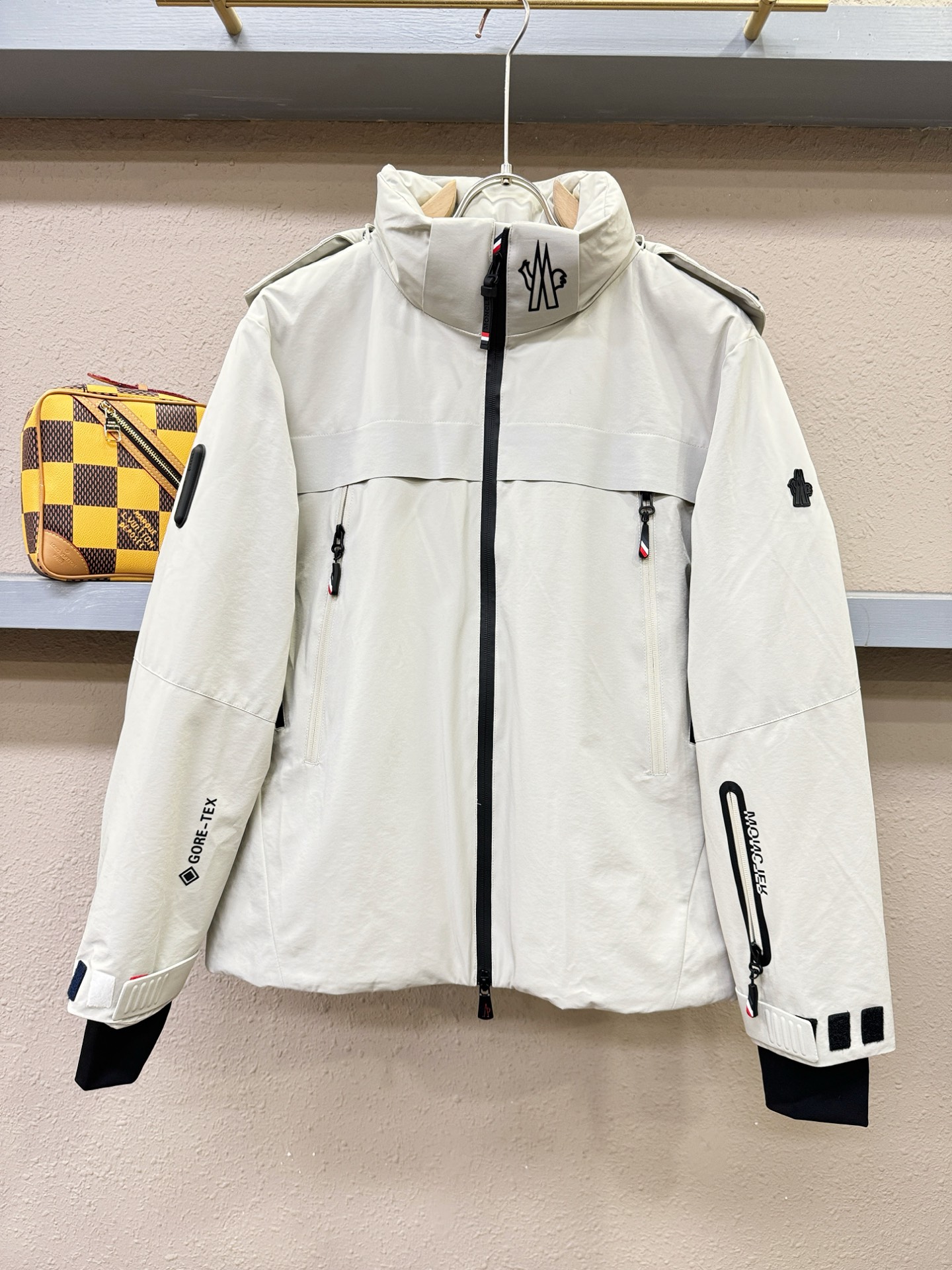 Moncler蒙口 2025新款羽绒服，秀场新品，品相非常完美，专柜高科技防水面料，内里90%白鹅绒填充