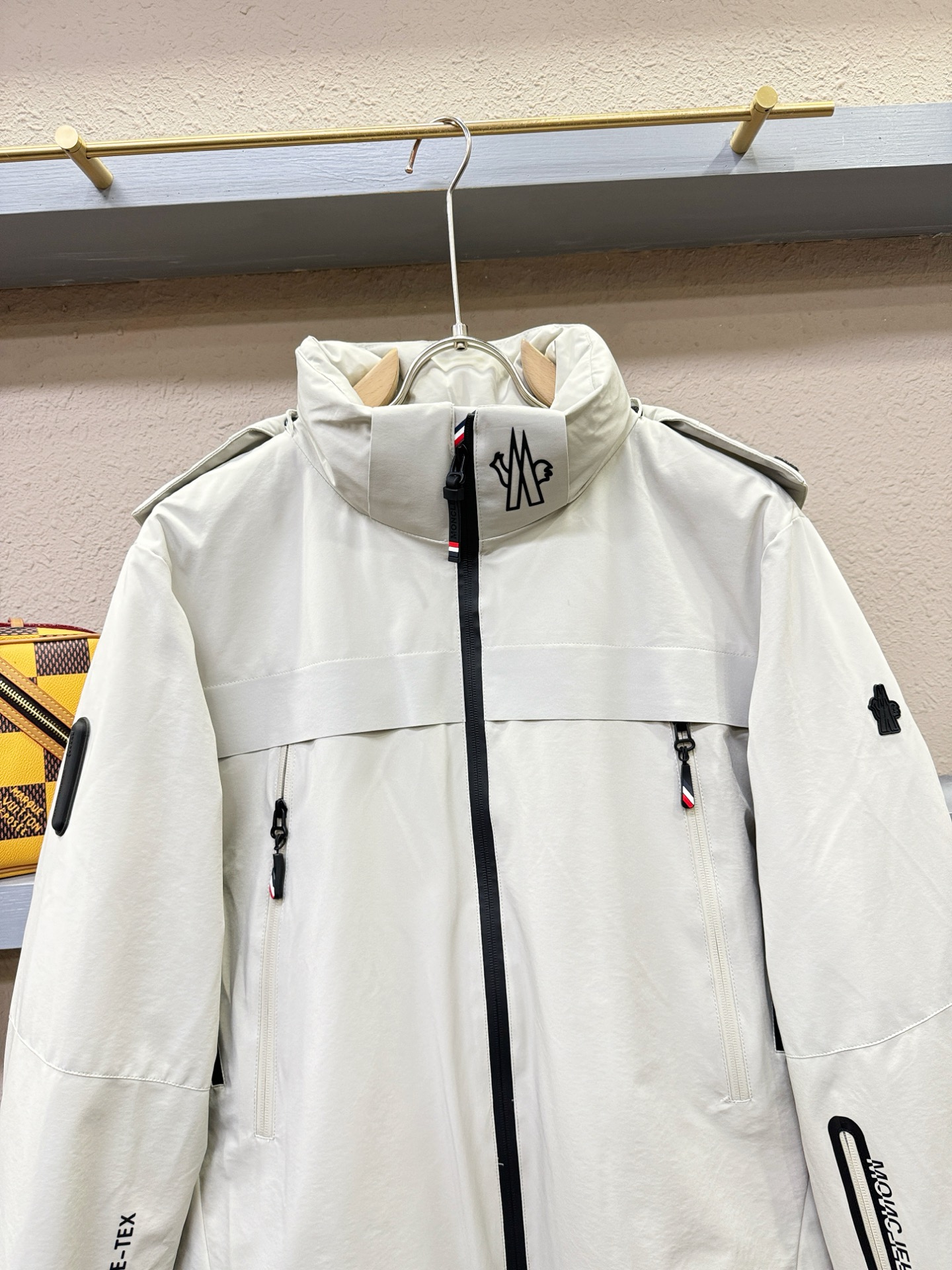 Moncler蒙口 2025新款羽绒服，秀场新品，品相非常完美，专柜高科技防水面料，内里90%白鹅绒填充