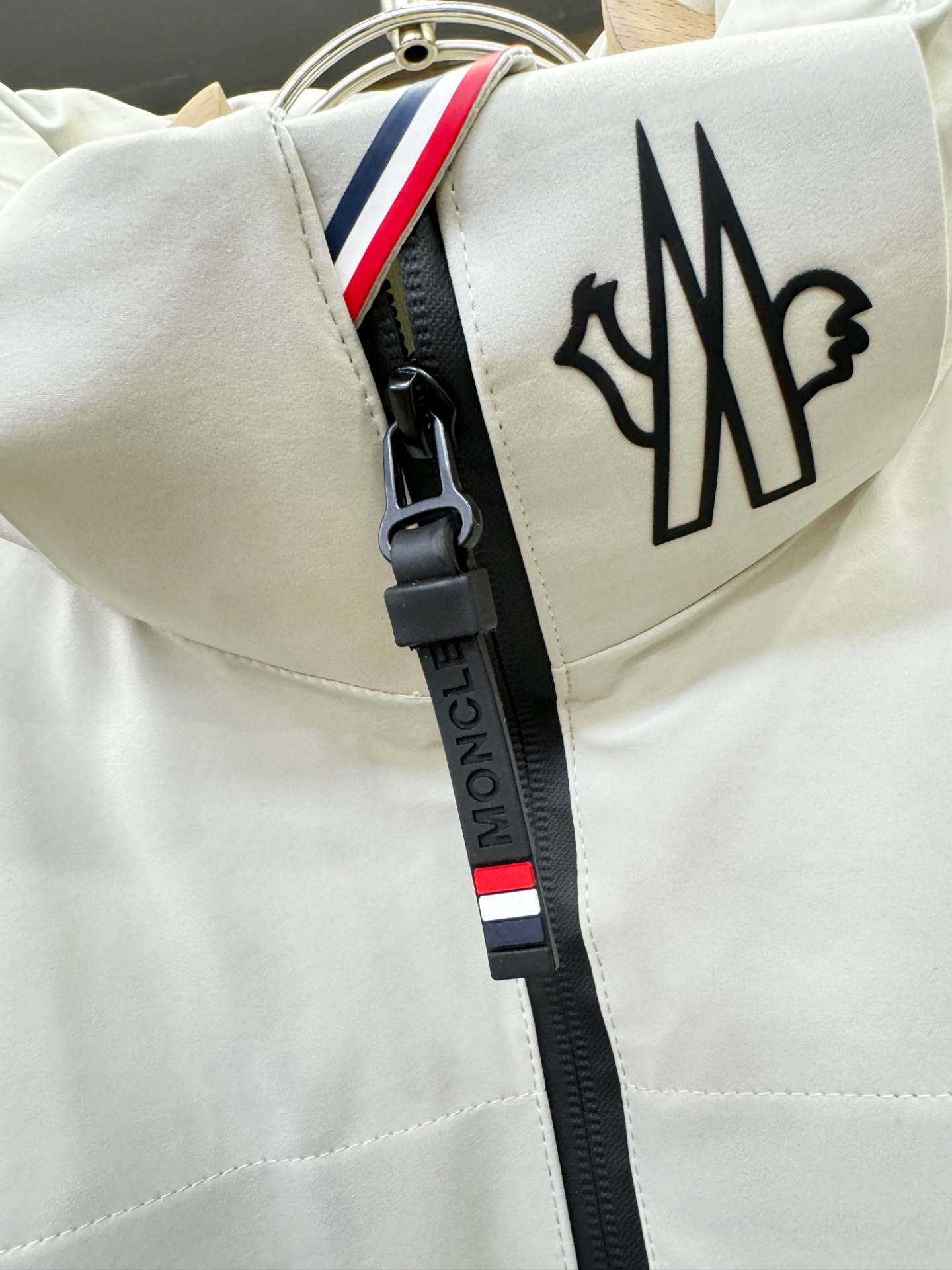 Moncler蒙口 2025新款羽绒服，秀场新品，品相非常完美，专柜高科技防水面料，内里90%白鹅绒填充