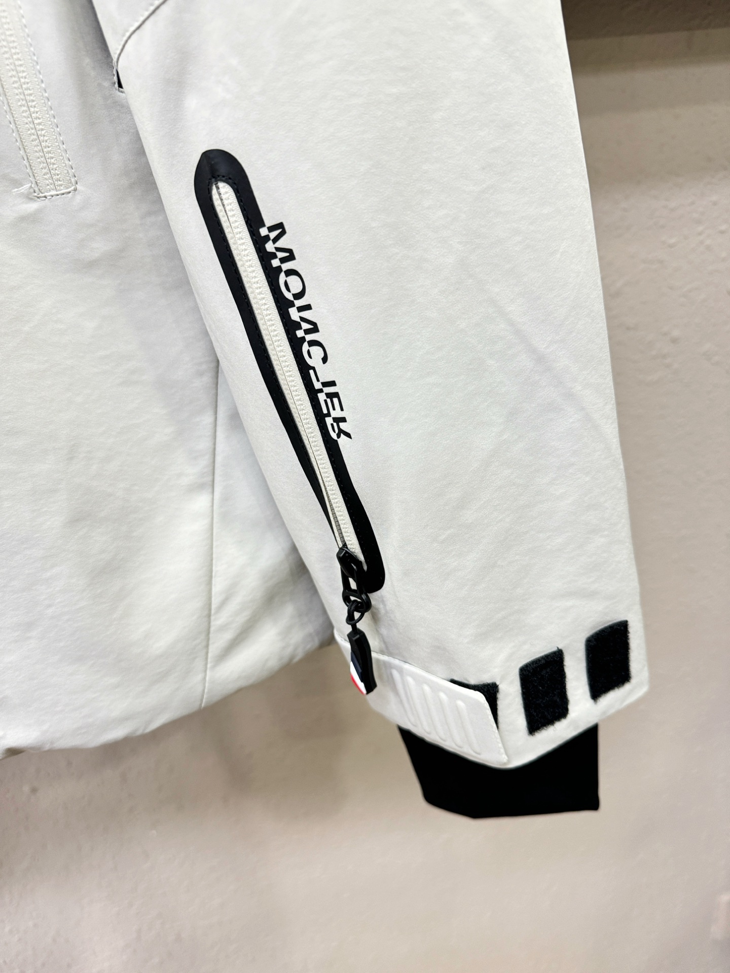 Moncler蒙口 2025新款羽绒服，秀场新品，品相非常完美，专柜高科技防水面料，内里90%白鹅绒填充