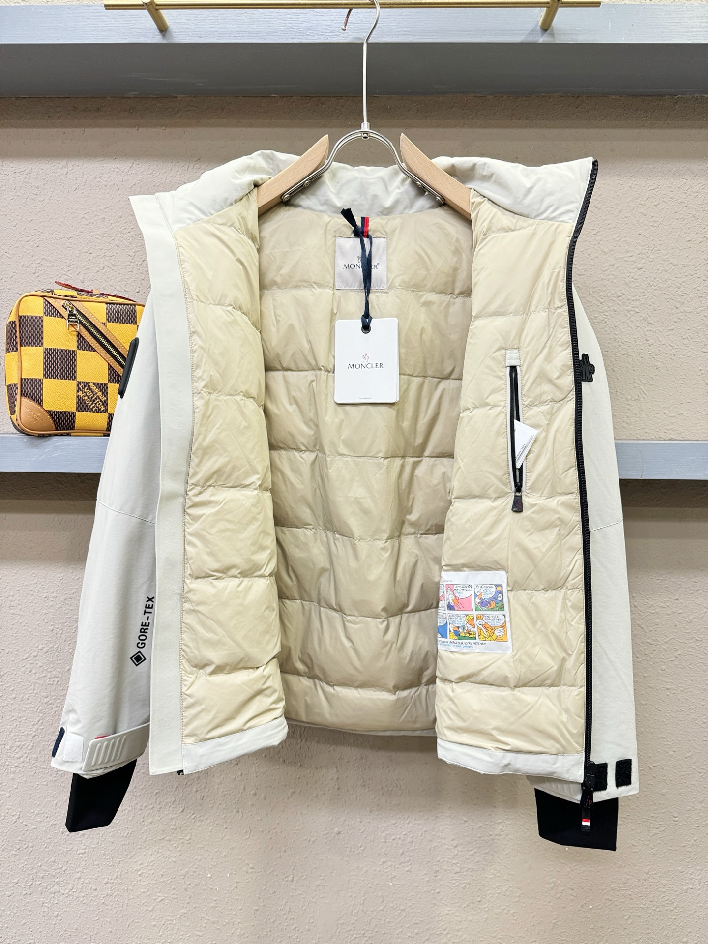 Moncler蒙口 2025新款羽绒服，秀场新品，品相非常完美，专柜高科技防水面料，内里90%白鹅绒填充