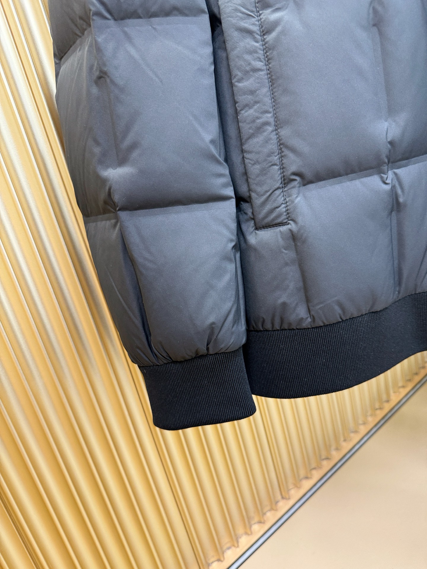 BC布鲁提2025新款羽绒服，秀场新品，品相非常完美，专柜高科技防水面料，内里白鸭绒填充，舒适保暖，色泽