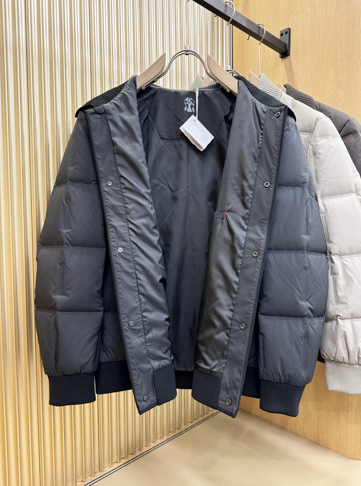 BC布鲁提2025新款羽绒服，秀场新品，品相非常完美，专柜高科技防水面料，内里白鸭绒填充，舒适保暖，色泽