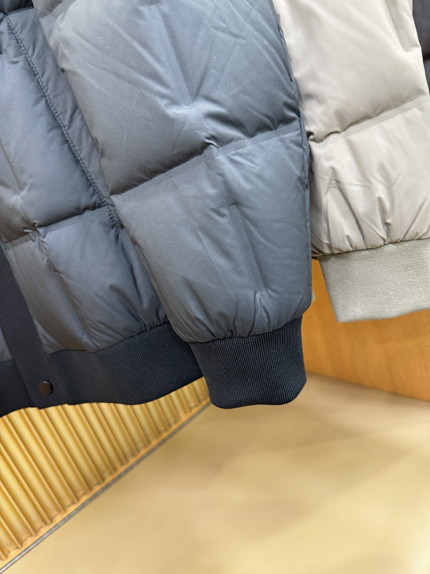 BC布鲁提2025新款羽绒服，秀场新品，品相非常完美，专柜高科技防水面料，内里白鸭绒填充，舒适保暖，色泽