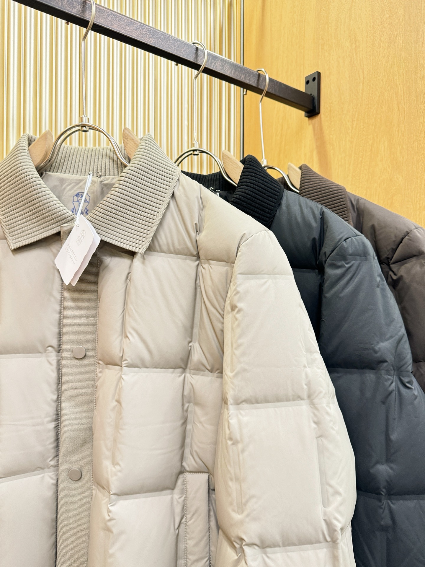 BC布鲁提2025新款羽绒服，秀场新品，品相非常完美，专柜高科技防水面料，内里白鸭绒填充，舒适保暖，色泽