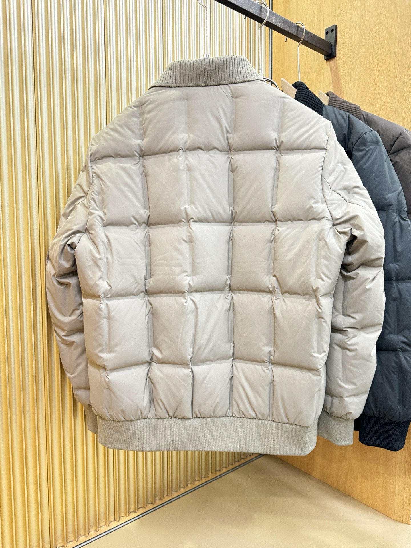 BC布鲁提2025新款羽绒服，秀场新品，品相非常完美，专柜高科技防水面料，内里白鸭绒填充，舒适保暖，色泽