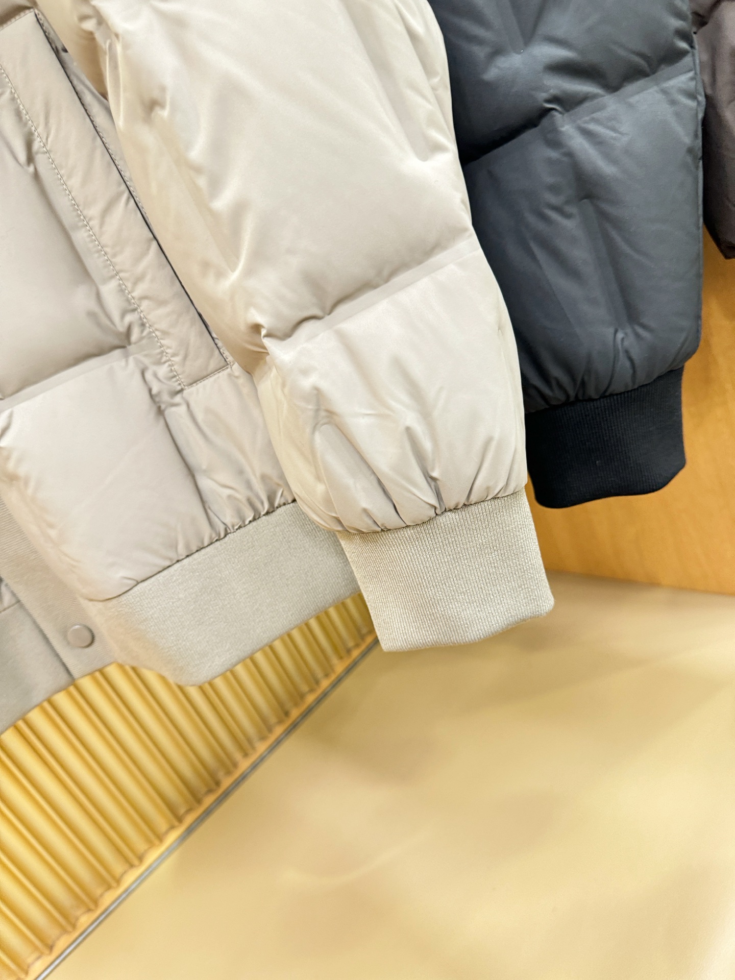 BC布鲁提2025新款羽绒服，秀场新品，品相非常完美，专柜高科技防水面料，内里白鸭绒填充，舒适保暖，色泽