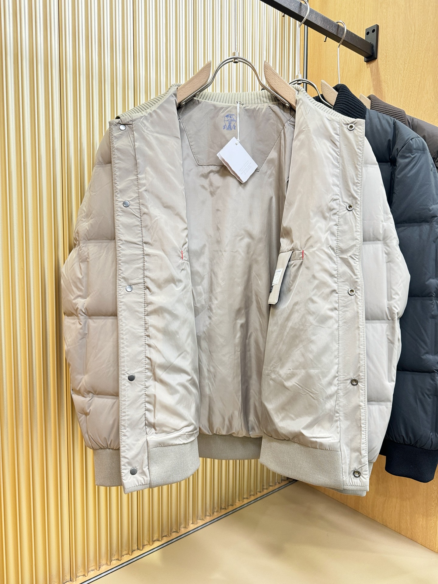 BC布鲁提2025新款羽绒服，秀场新品，品相非常完美，专柜高科技防水面料，内里白鸭绒填充，舒适保暖，色泽