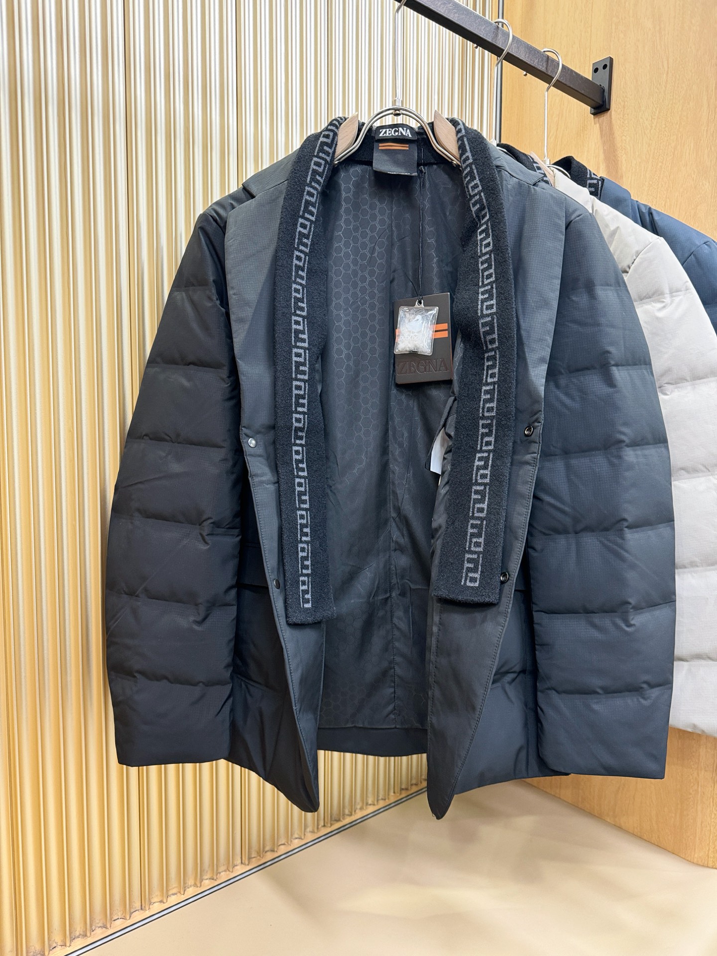 Ermenegildo Zeg*a杰*亚 2025新款羽绒服，衣领可拆，秀场新品，品相非常完美，专柜高科