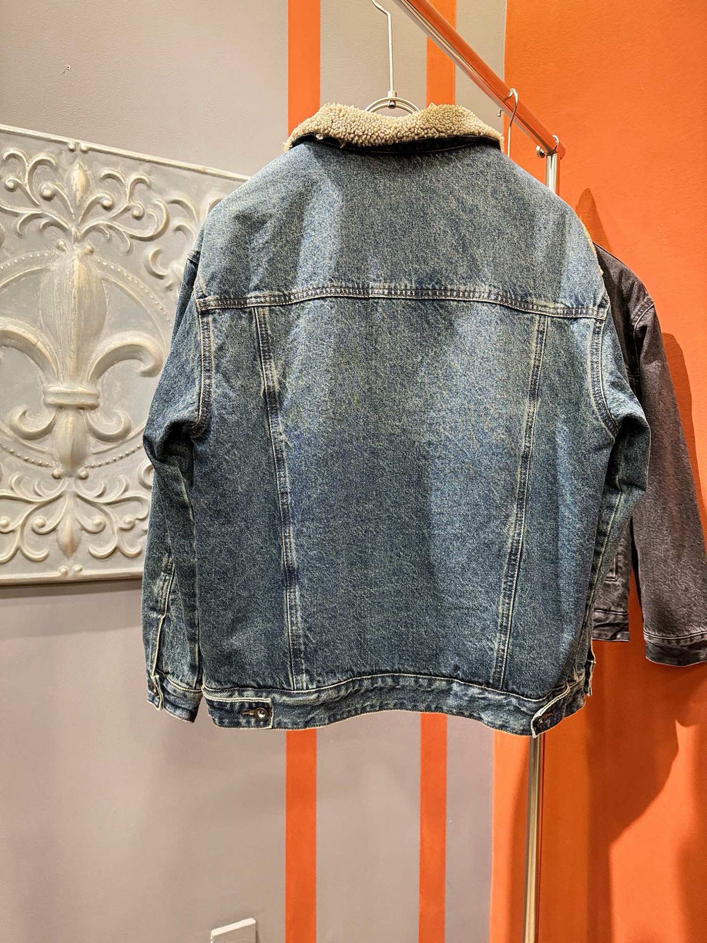 LV路易威登 2025新品男女同款加绒加厚牛仔外套，时装圈人气极为火热的单品，是时尚大咖们最炙手可热扭造