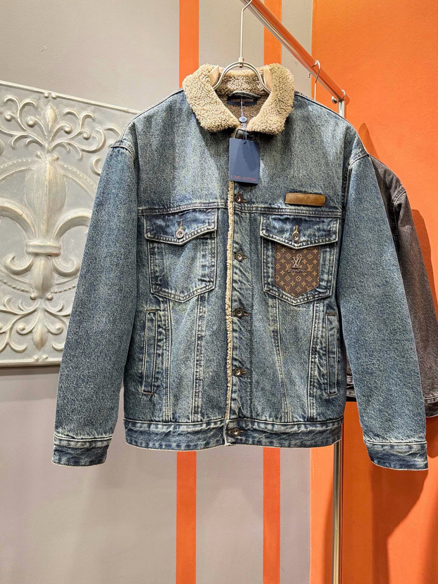 LV路易威登 2025新品男女同款加绒加厚牛仔外套，时装圈人气极为火热的单品，是时尚大咖们最炙手可热扭造