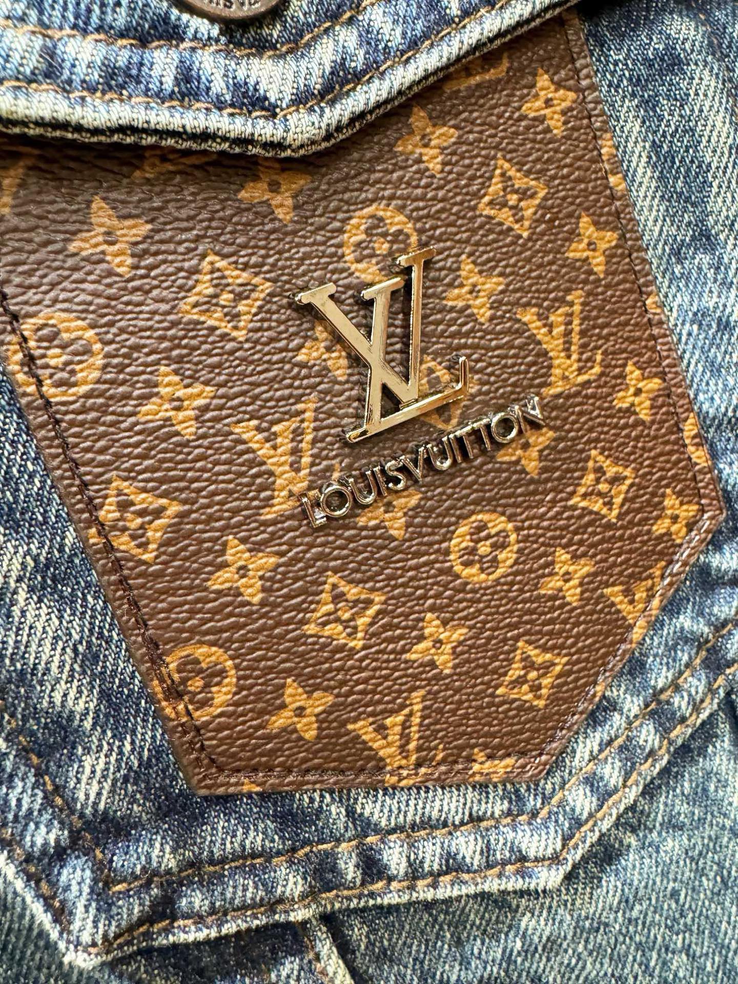 LV路易威登 2025新品男女同款加绒加厚牛仔外套，时装圈人气极为火热的单品，是时尚大咖们最炙手可热扭造