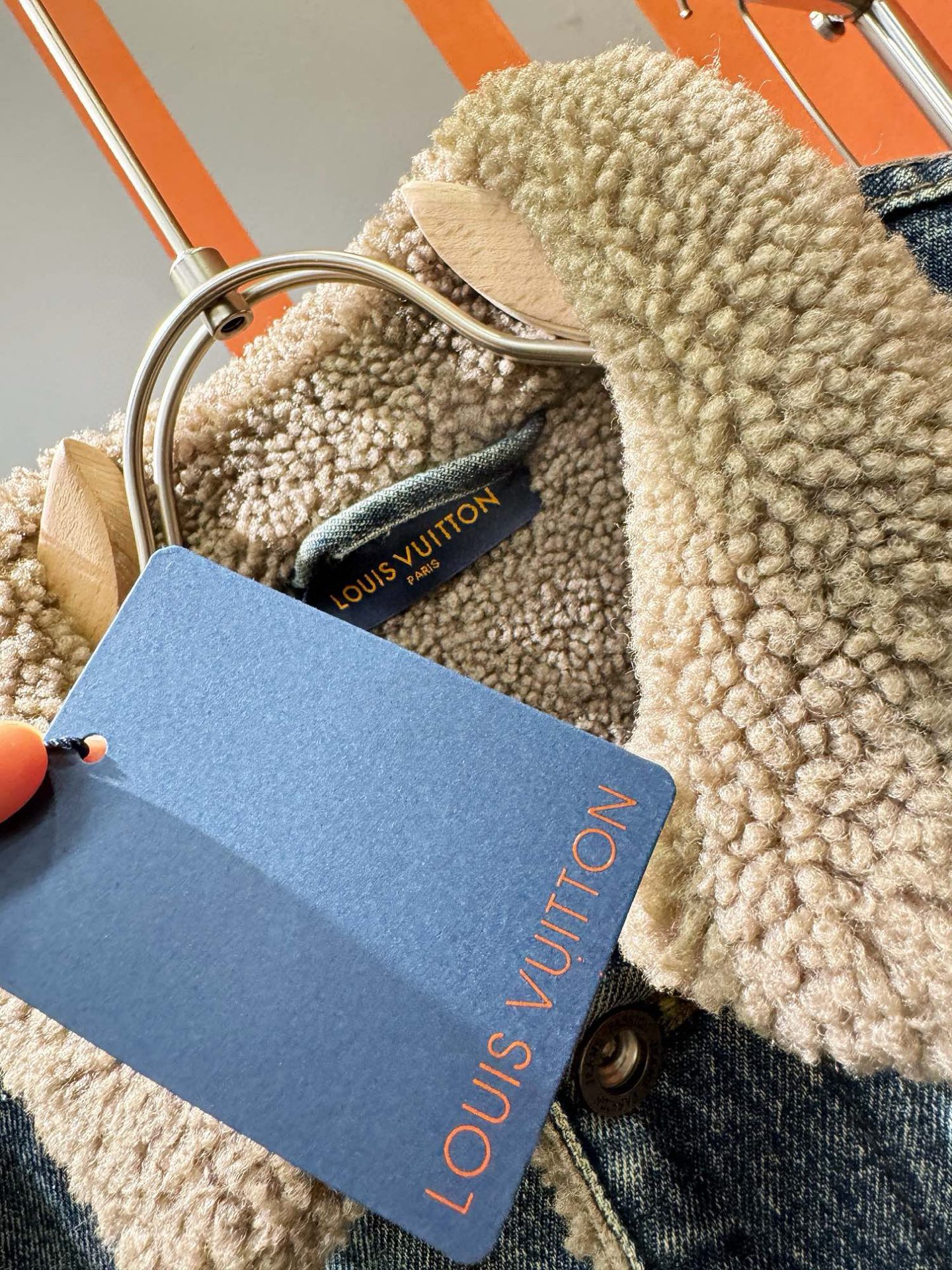 LV路易威登 2025新品男女同款加绒加厚牛仔外套，时装圈人气极为火热的单品，是时尚大咖们最炙手可热扭造