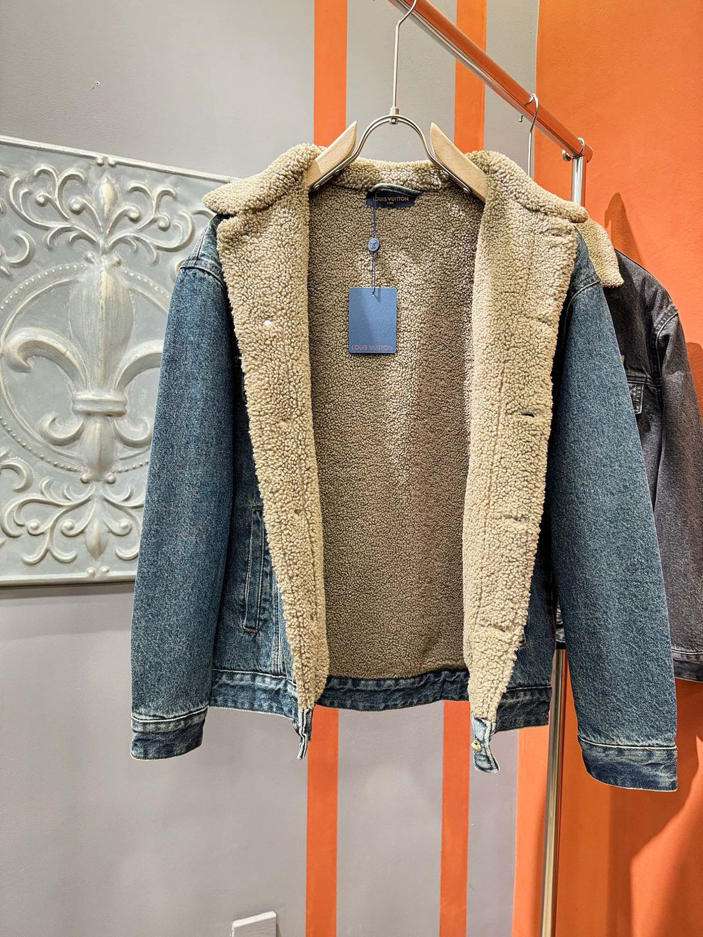 LV路易威登 2025新品男女同款加绒加厚牛仔外套，时装圈人气极为火热的单品，是时尚大咖们最炙手可热扭造