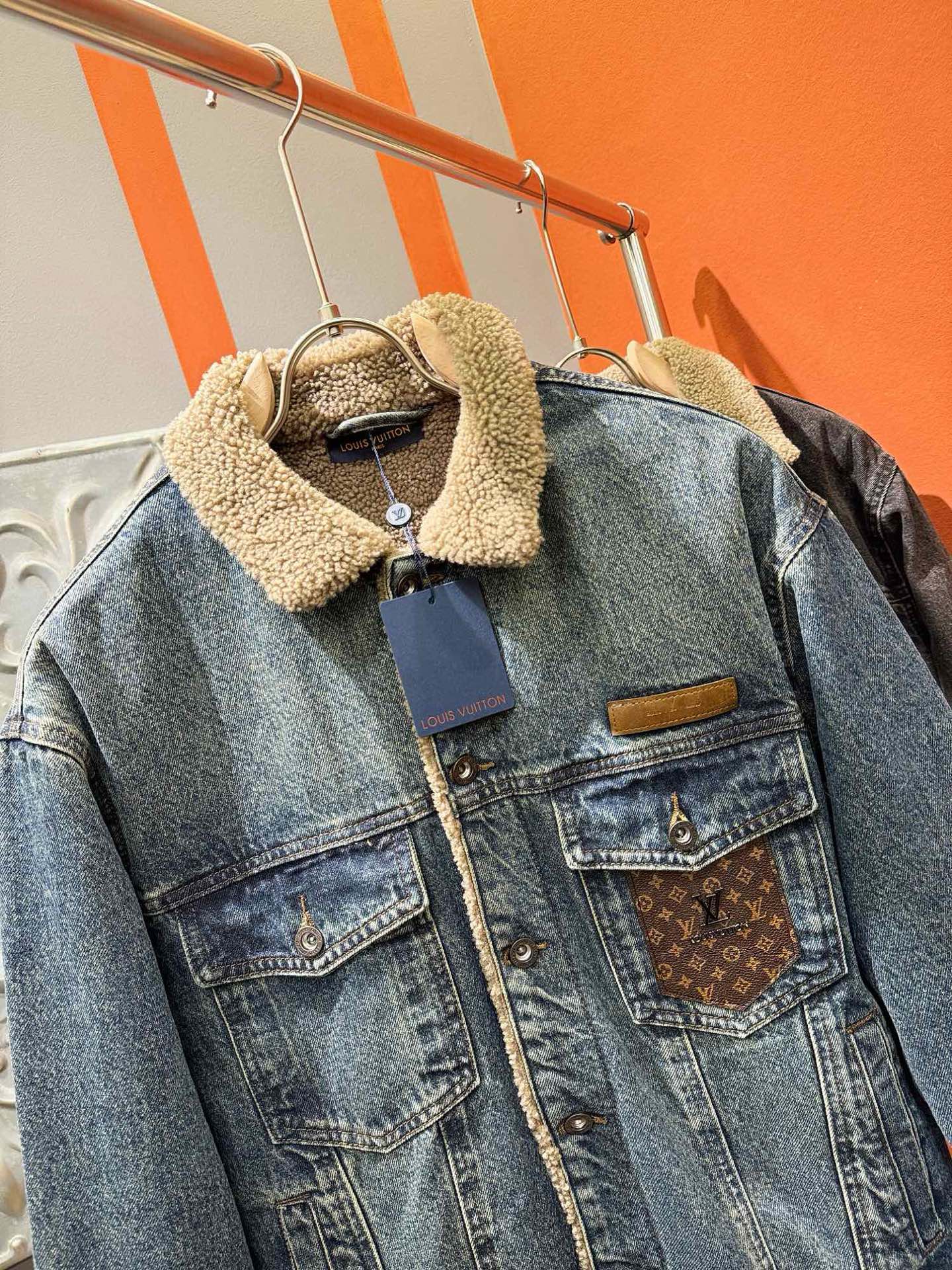 LV路易威登 2025新品男女同款加绒加厚牛仔外套，时装圈人气极为火热的单品，是时尚大咖们最炙手可热扭造