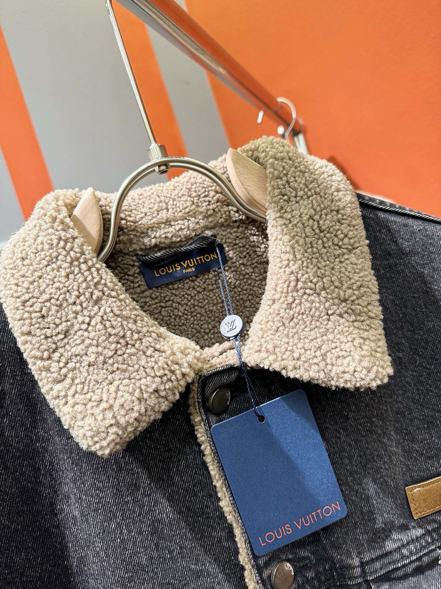 LV路易威登 2025新品男女同款加绒加厚牛仔外套，时装圈人气极为火热的单品，是时尚大咖们最炙手可热扭造