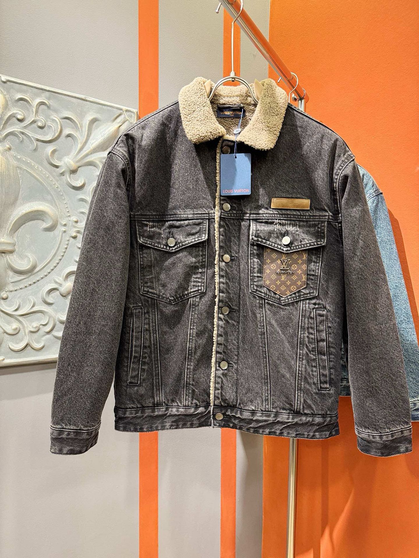 LV路易威登 2025新品男女同款加绒加厚牛仔外套，时装圈人气极为火热的单品，是时尚大咖们最炙手可热扭造