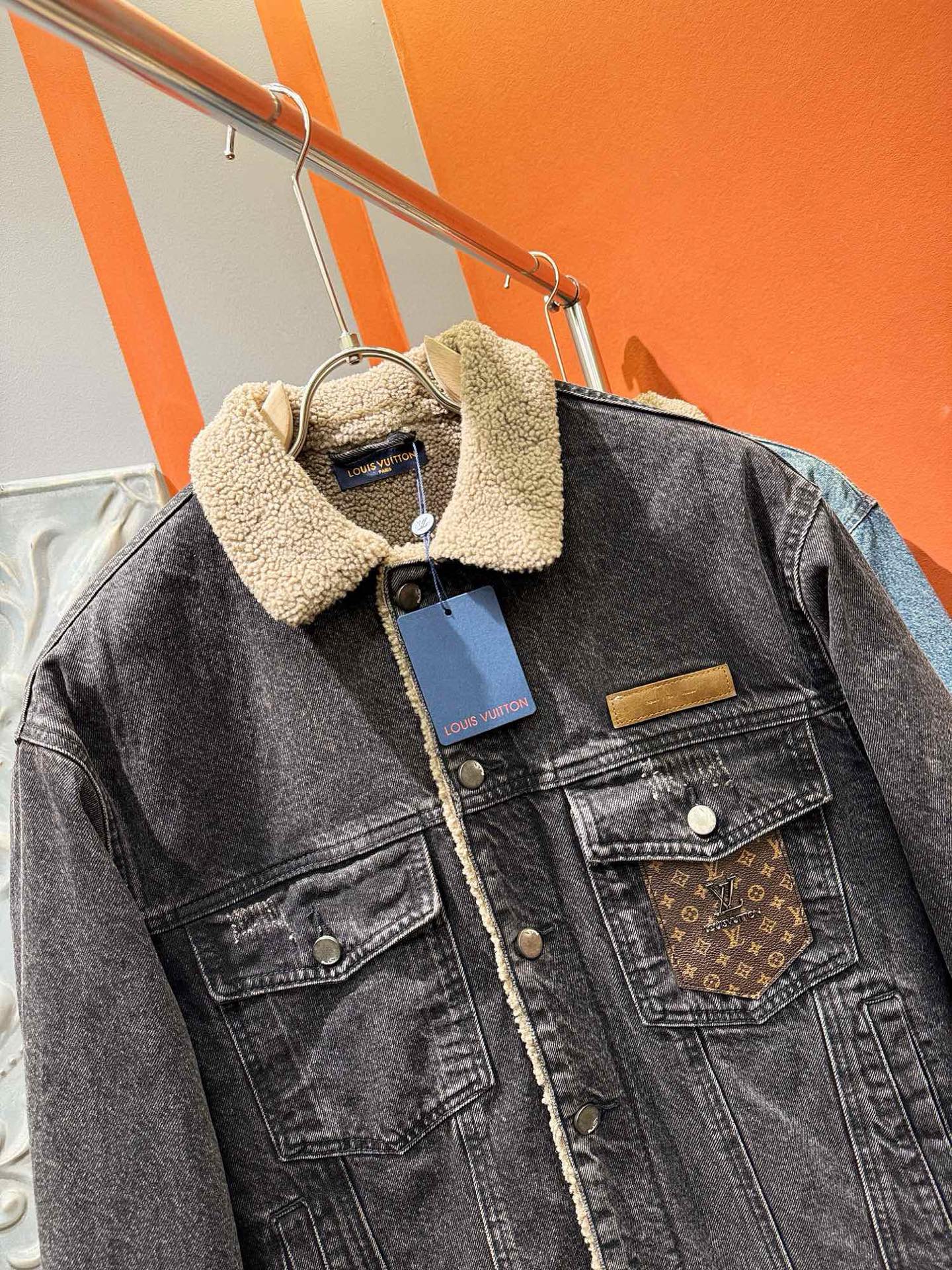 LV路易威登 2025新品男女同款加绒加厚牛仔外套，时装圈人气极为火热的单品，是时尚大咖们最炙手可热扭造