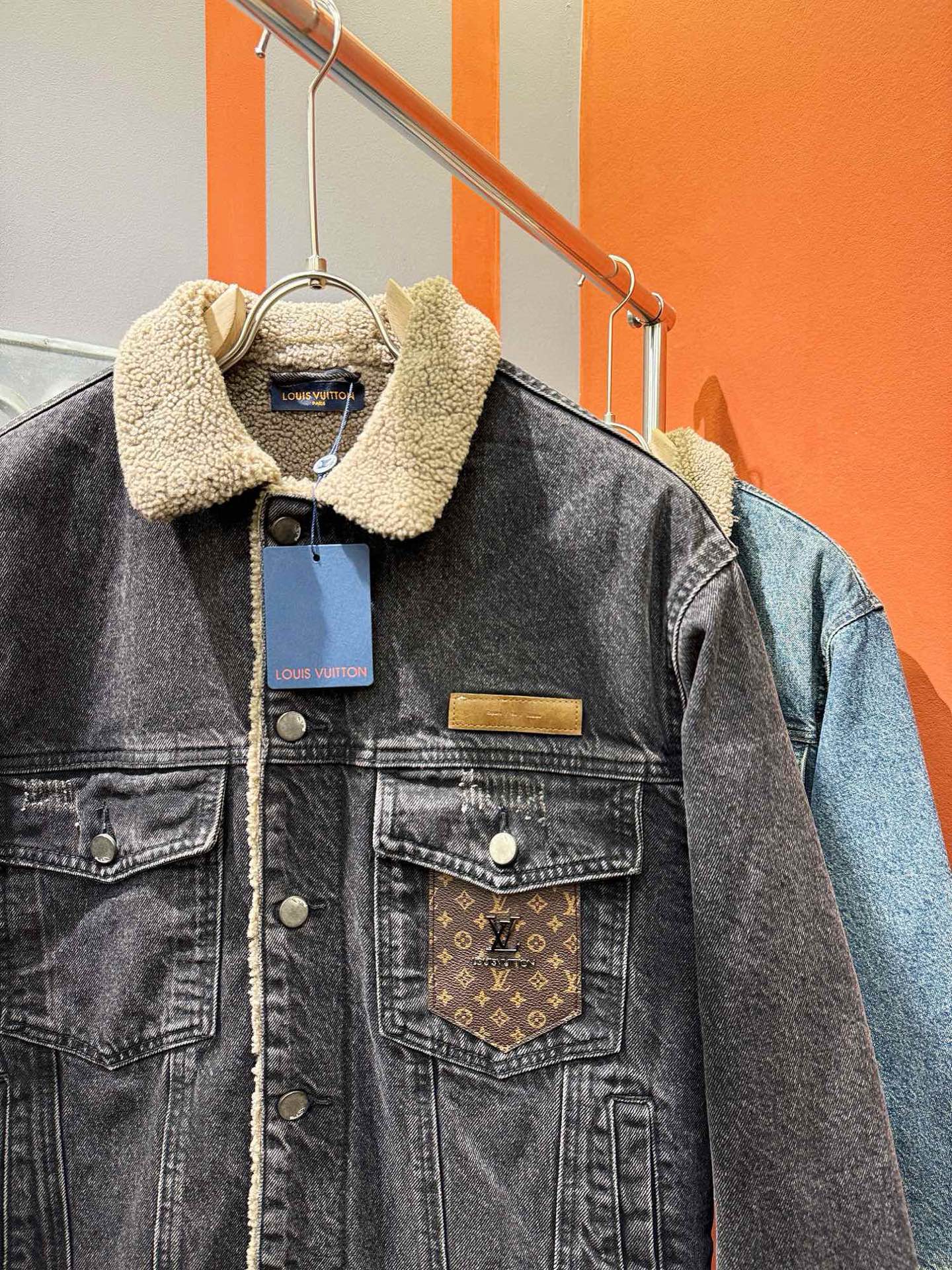 LV路易威登 2025新品男女同款加绒加厚牛仔外套，时装圈人气极为火热的单品，是时尚大咖们最炙手可热扭造