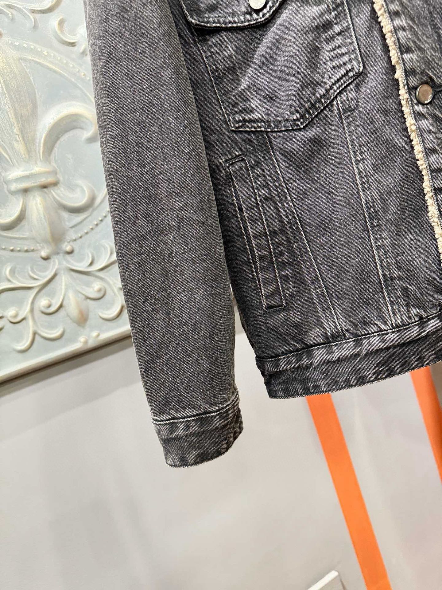 LV路易威登 2025新品男女同款加绒加厚牛仔外套，时装圈人气极为火热的单品，是时尚大咖们最炙手可热扭造