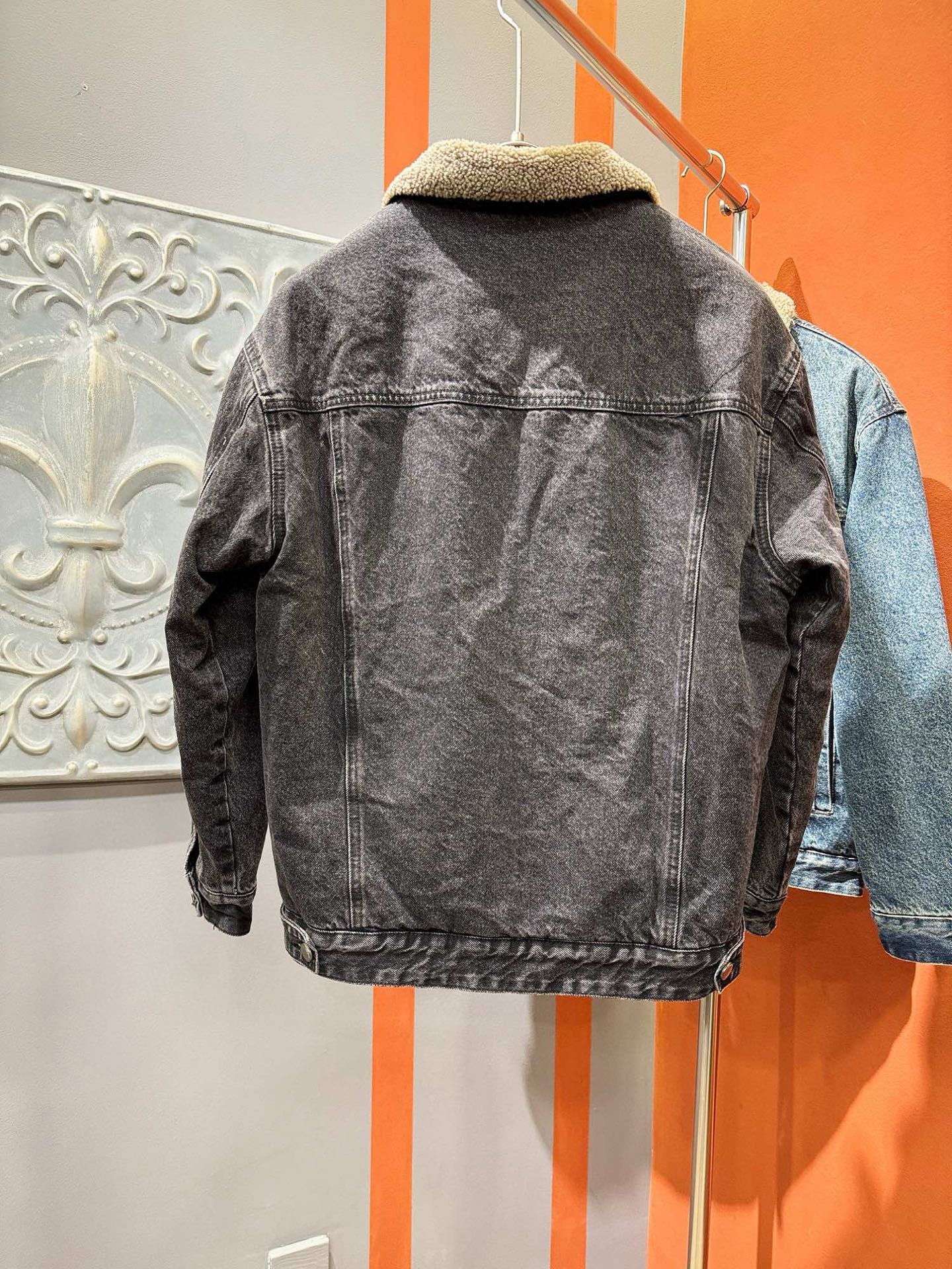 LV路易威登 2025新品男女同款加绒加厚牛仔外套，时装圈人气极为火热的单品，是时尚大咖们最炙手可热扭造