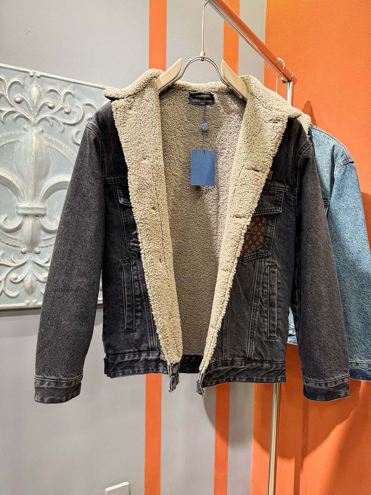 LV路易威登 2025新品男女同款加绒加厚牛仔外套，时装圈人气极为火热的单品，是时尚大咖们最炙手可热扭造