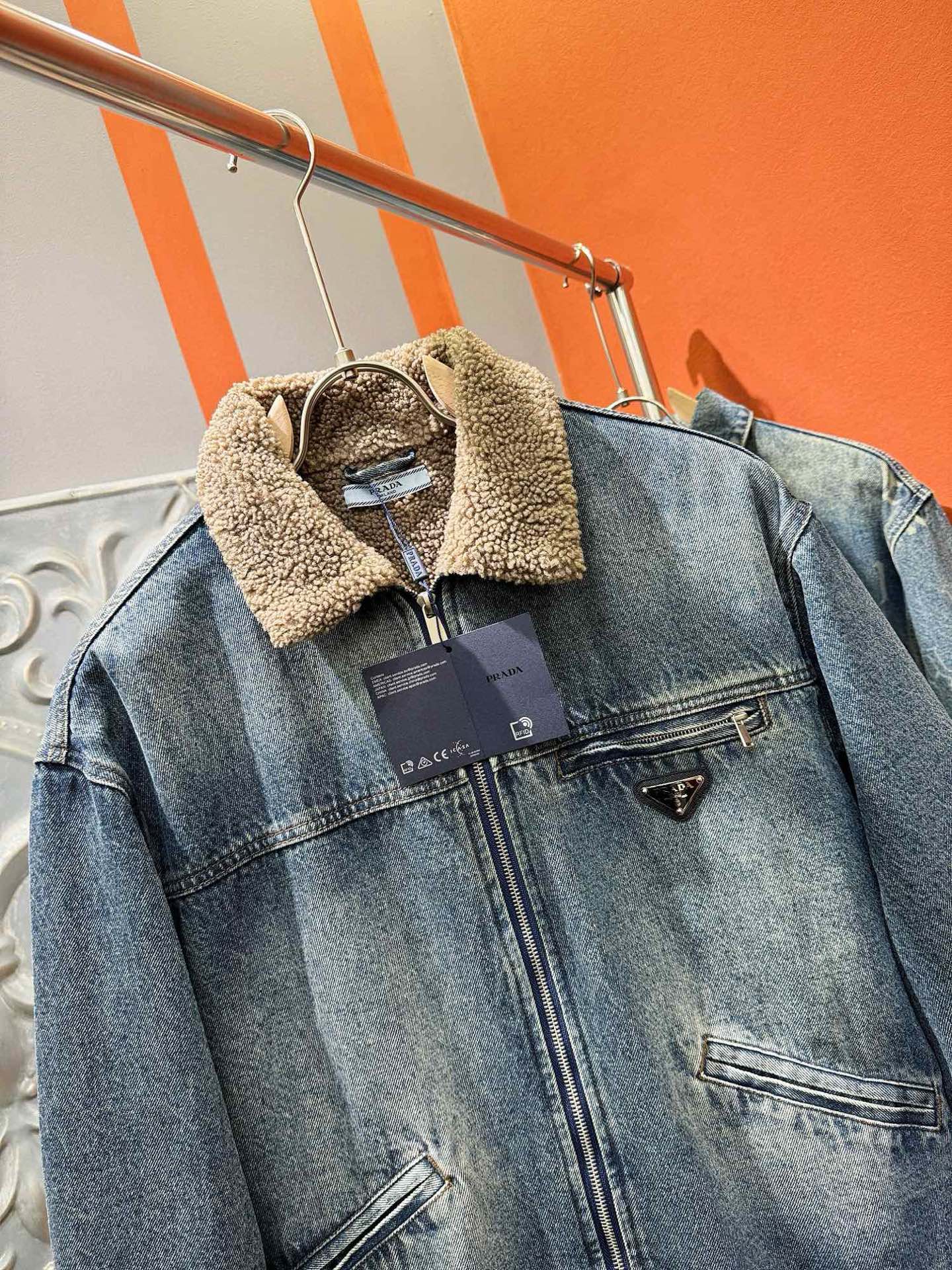 PRADA 普拉达 2025新品男女同款加绒加厚牛仔外套，时装圈人气极为火热的单品，是时尚大咖们最炙手可