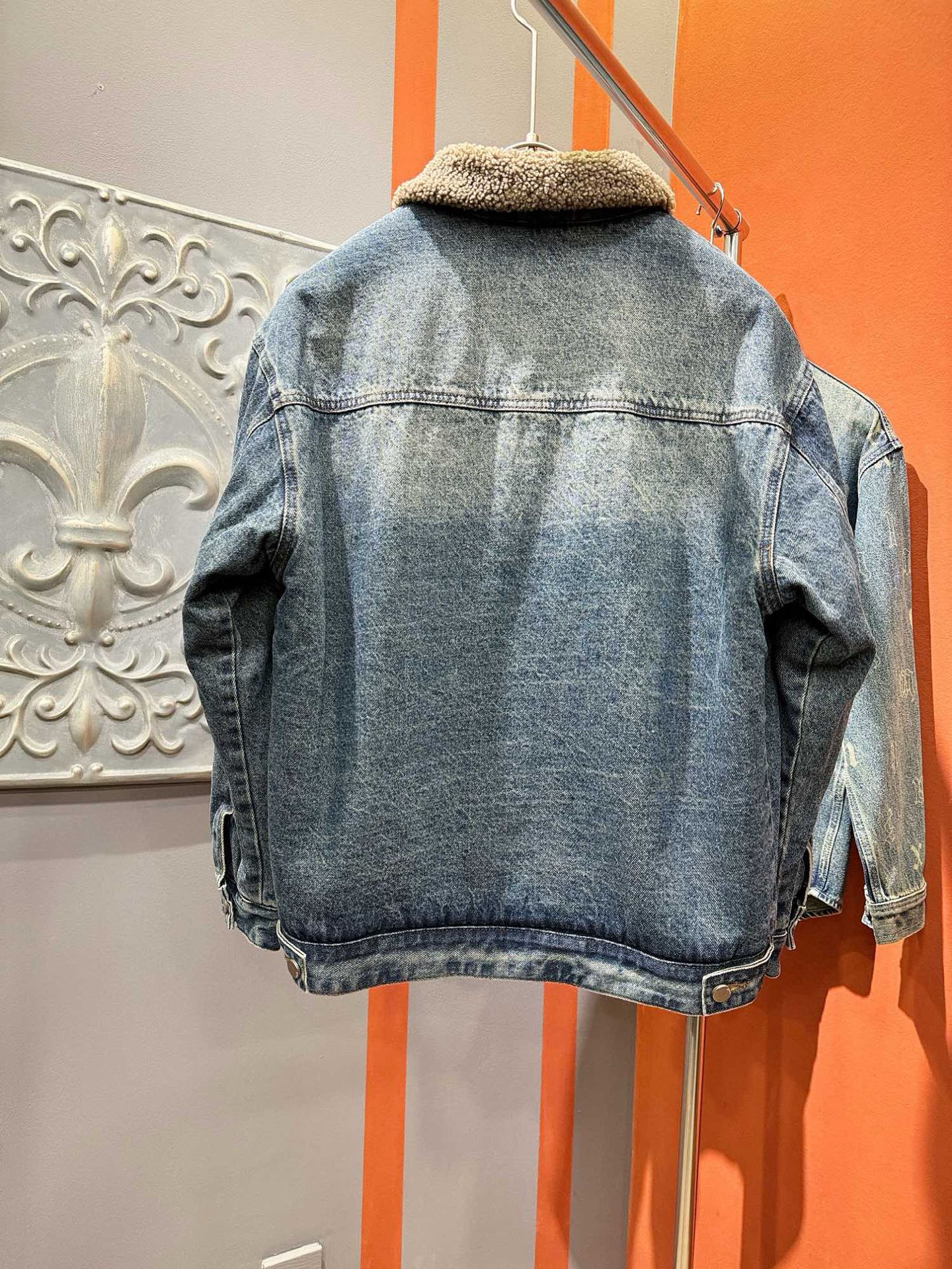 PRADA 普拉达 2025新品男女同款加绒加厚牛仔外套，时装圈人气极为火热的单品，是时尚大咖们最炙手可