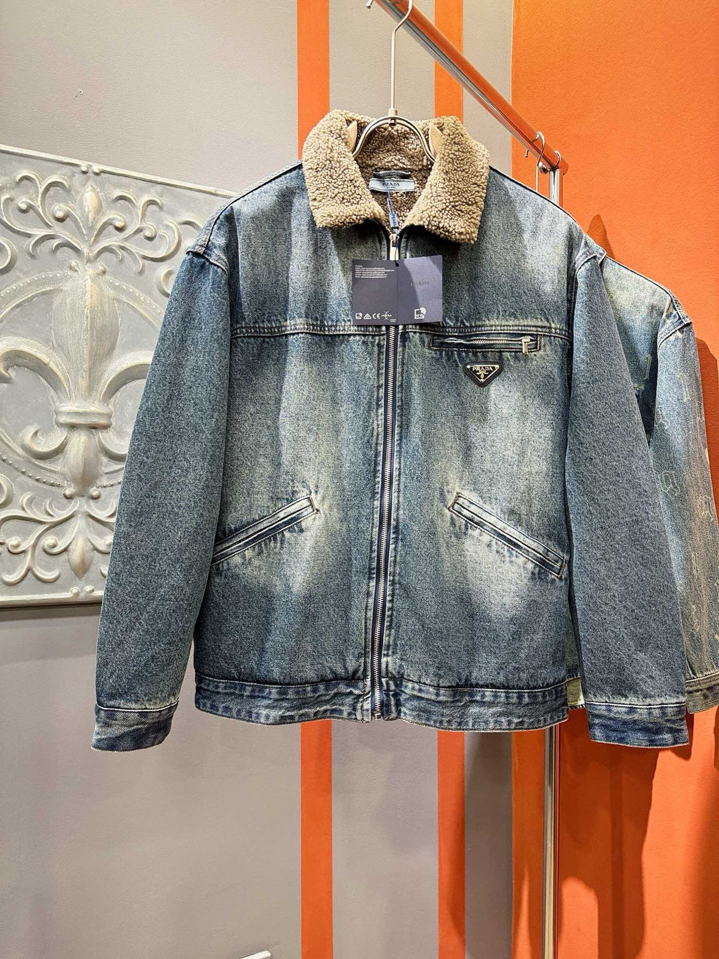 PRADA 普拉达 2025新品男女同款加绒加厚牛仔外套，时装圈人气极为火热的单品，是时尚大咖们最炙手可