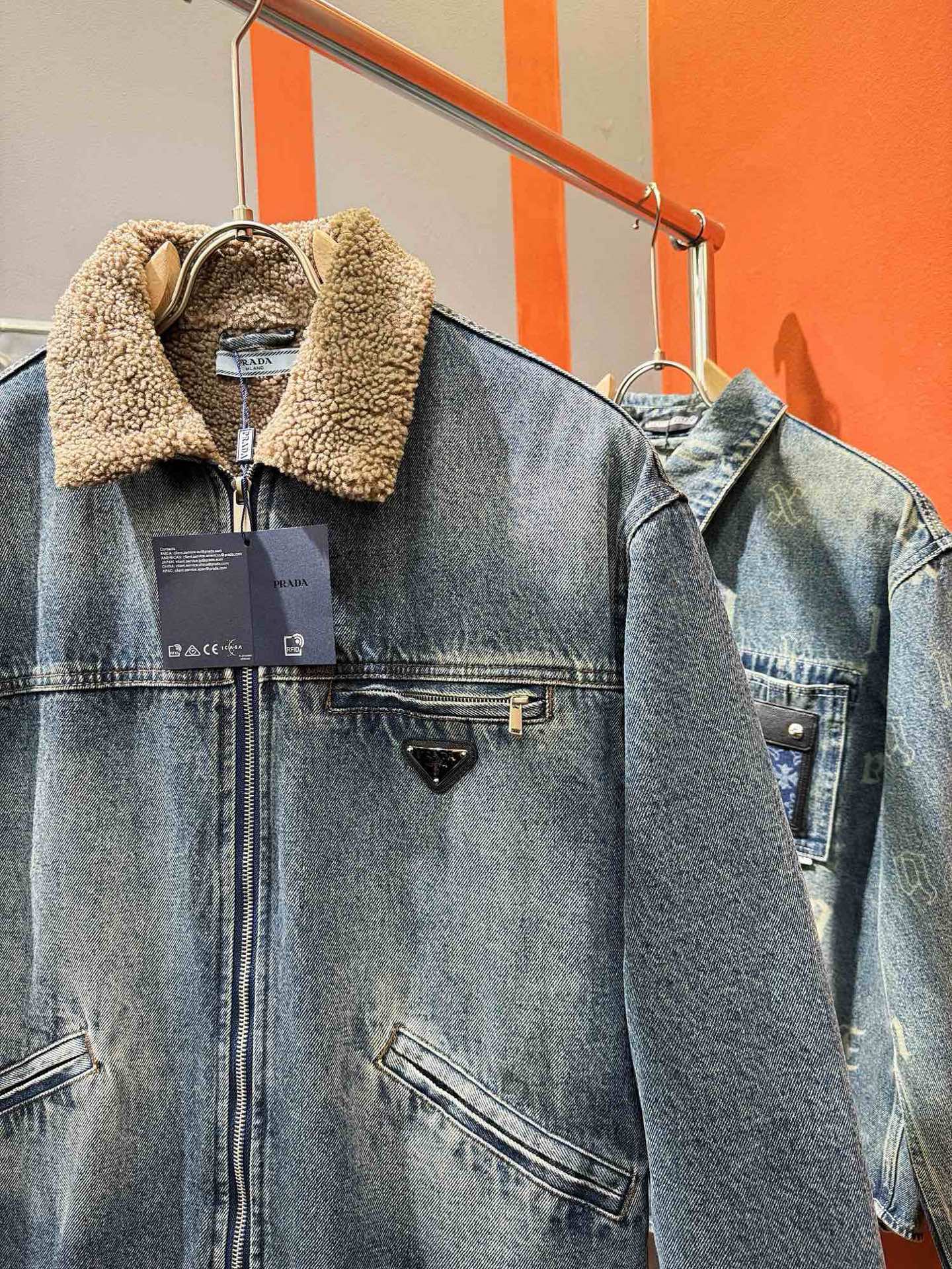 PRADA 普拉达 2025新品男女同款加绒加厚牛仔外套，时装圈人气极为火热的单品，是时尚大咖们最炙手可