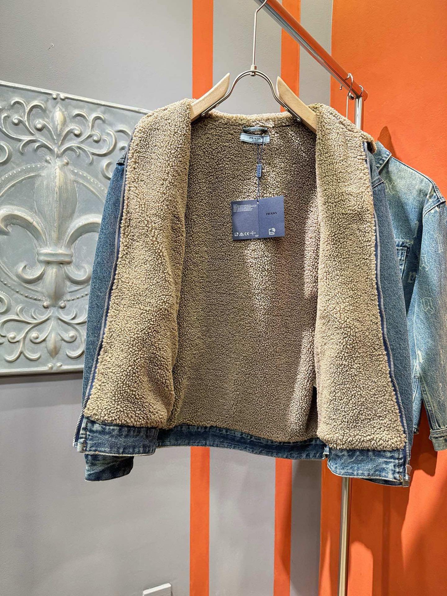 PRADA 普拉达 2025新品男女同款加绒加厚牛仔外套，时装圈人气极为火热的单品，是时尚大咖们最炙手可